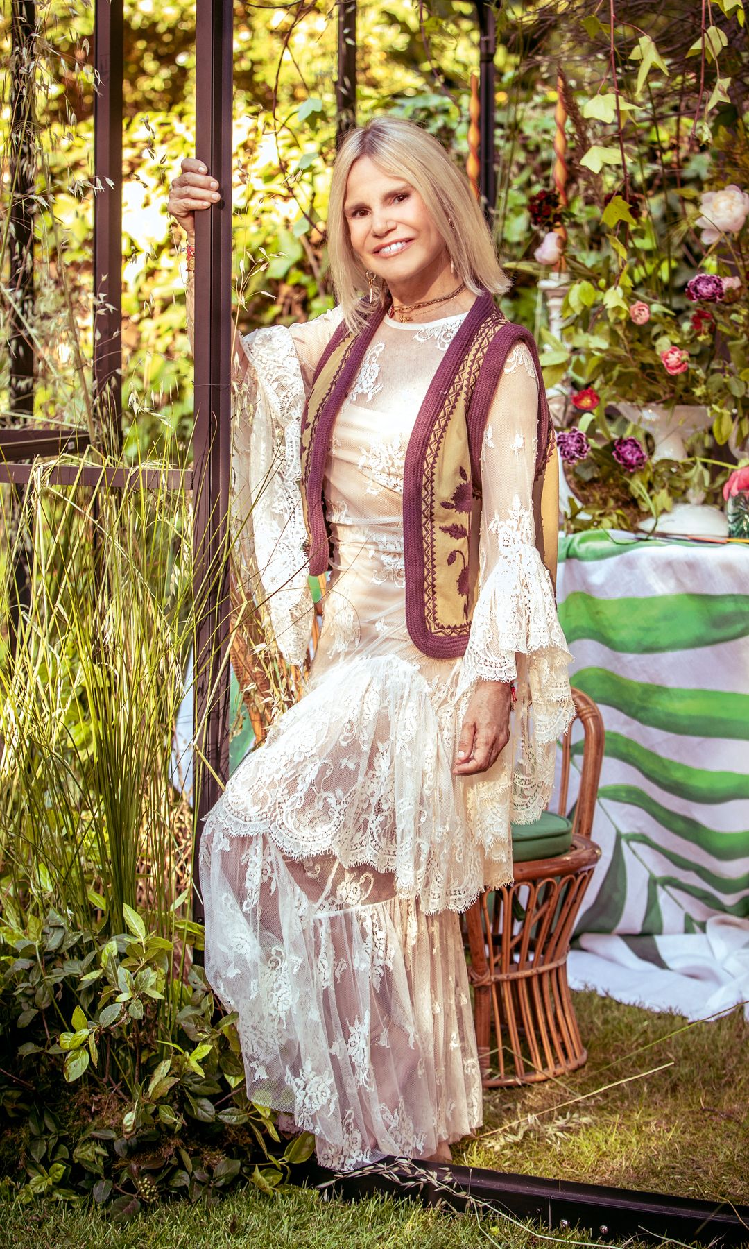 Eugenia con un vestido de segunda mano de encaje de la tienda "vintage" de Rosario Flores y Mariola Orellana, y un chaleco de Antik Batik