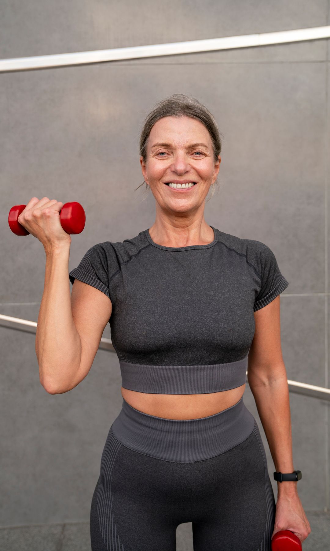 Una mujer de más de 50 años haciendo ejercicio