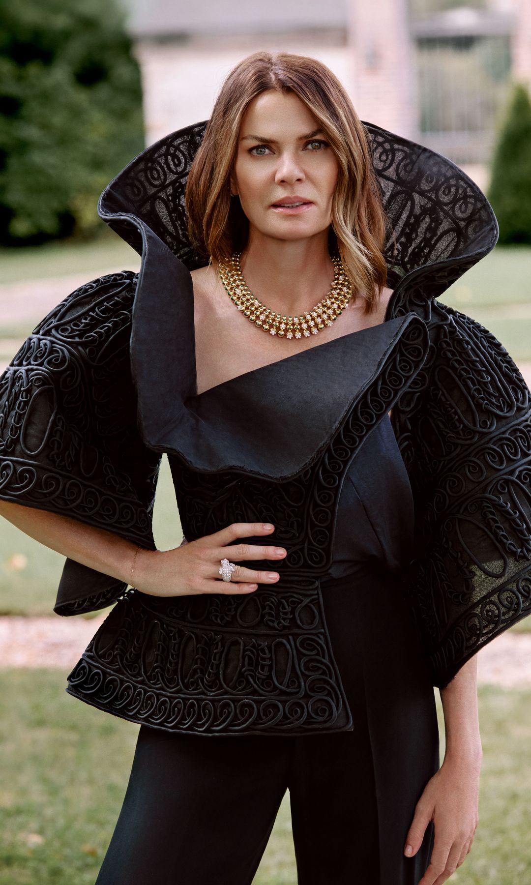 La sobriedad del negro deslumbra en este «look» formado por chaqueta estructurada en seda y organza, con bordados metálicos, y pantalón recto, de Rami Al Ali Couture. Alejandra completa el «outfit» con joyas, de Cartier. 