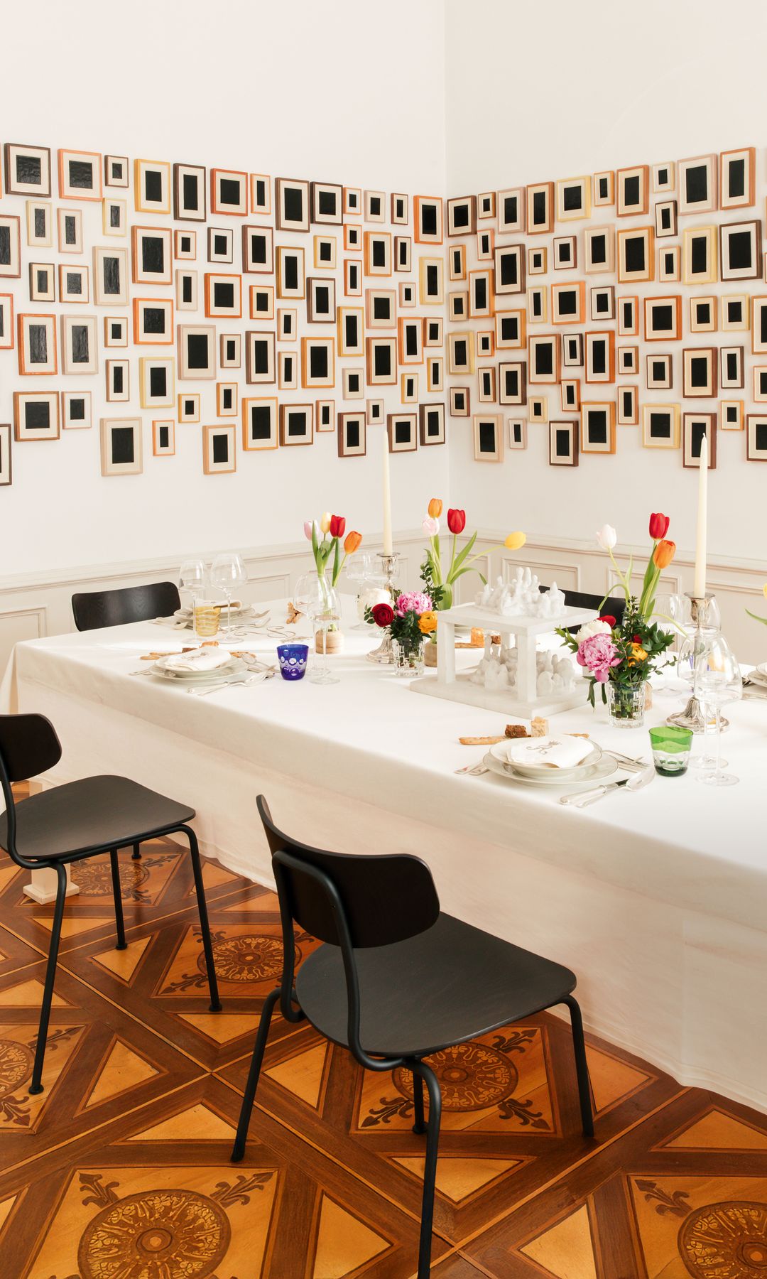 La mesa del comedor. Sobre ella se encuentra una creación del japonés Yutaka Sone, "Two Floor Jungle"