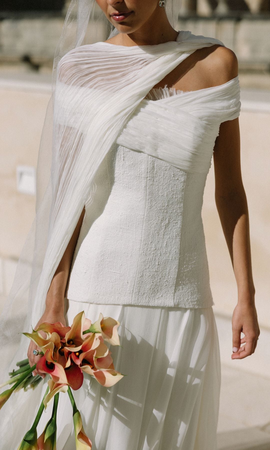 Vestido de novia asimétrico y ramo de calas