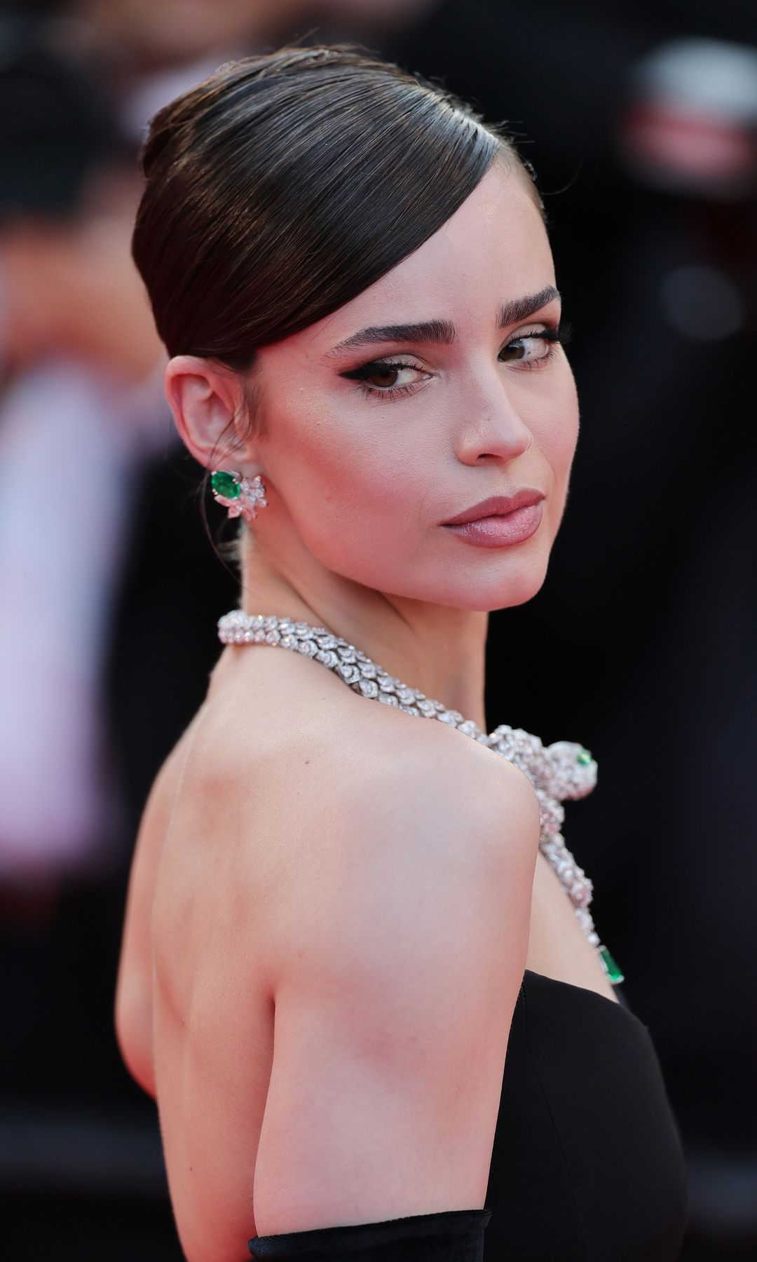 Sofía Carson con cejas rectas