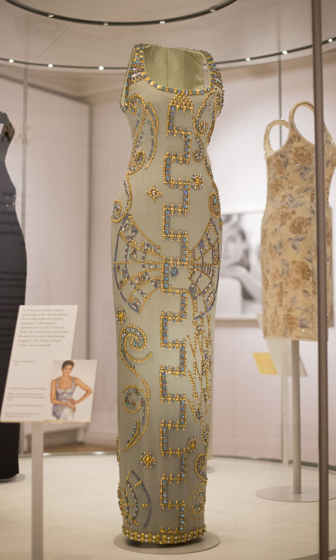 Imagen del primer vestido utilizado por Diana y diseñado por Gianni Versace