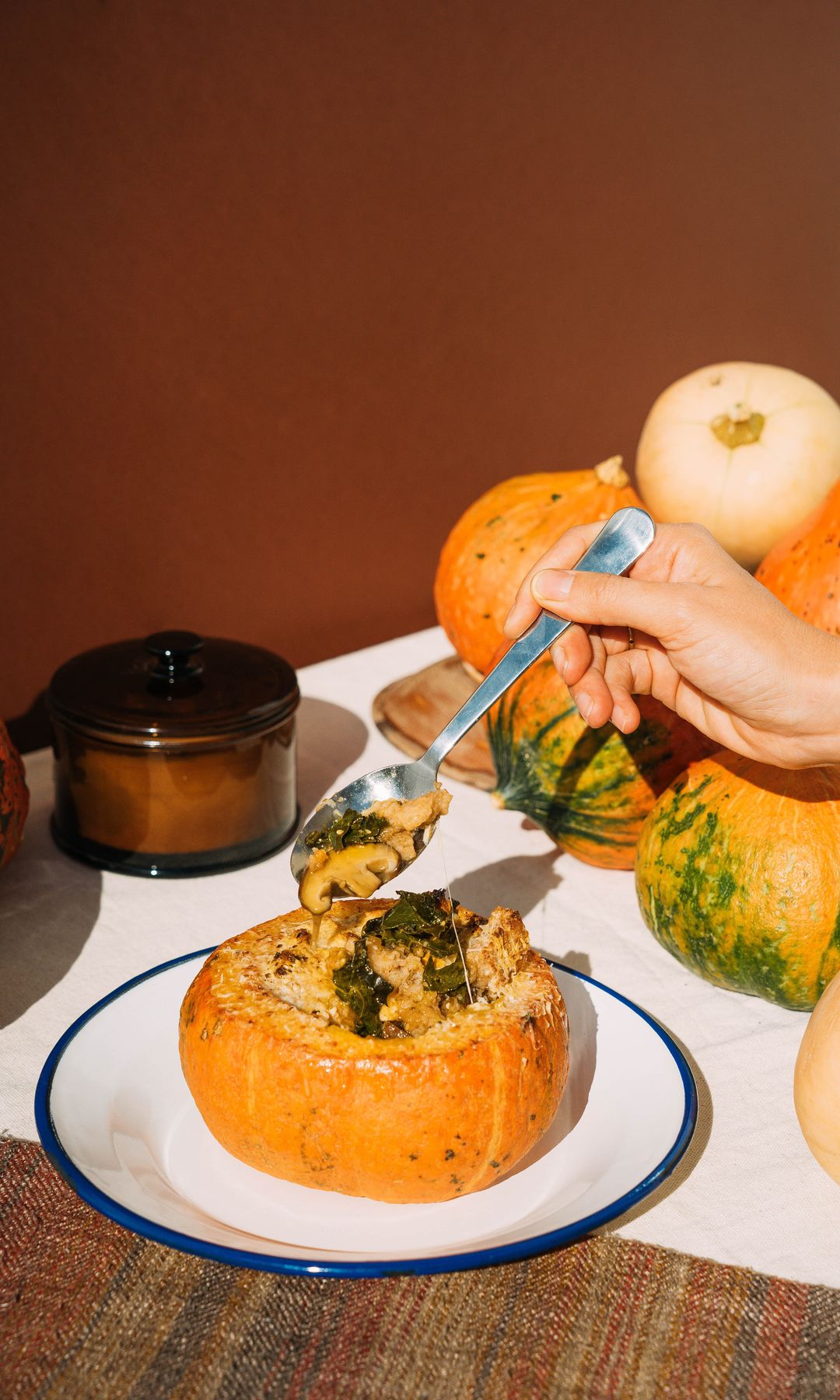 Calabaza rellena de caldo de verduras, kale, setas shiitake y queso Galmesán gratinado Supernormal Halloween