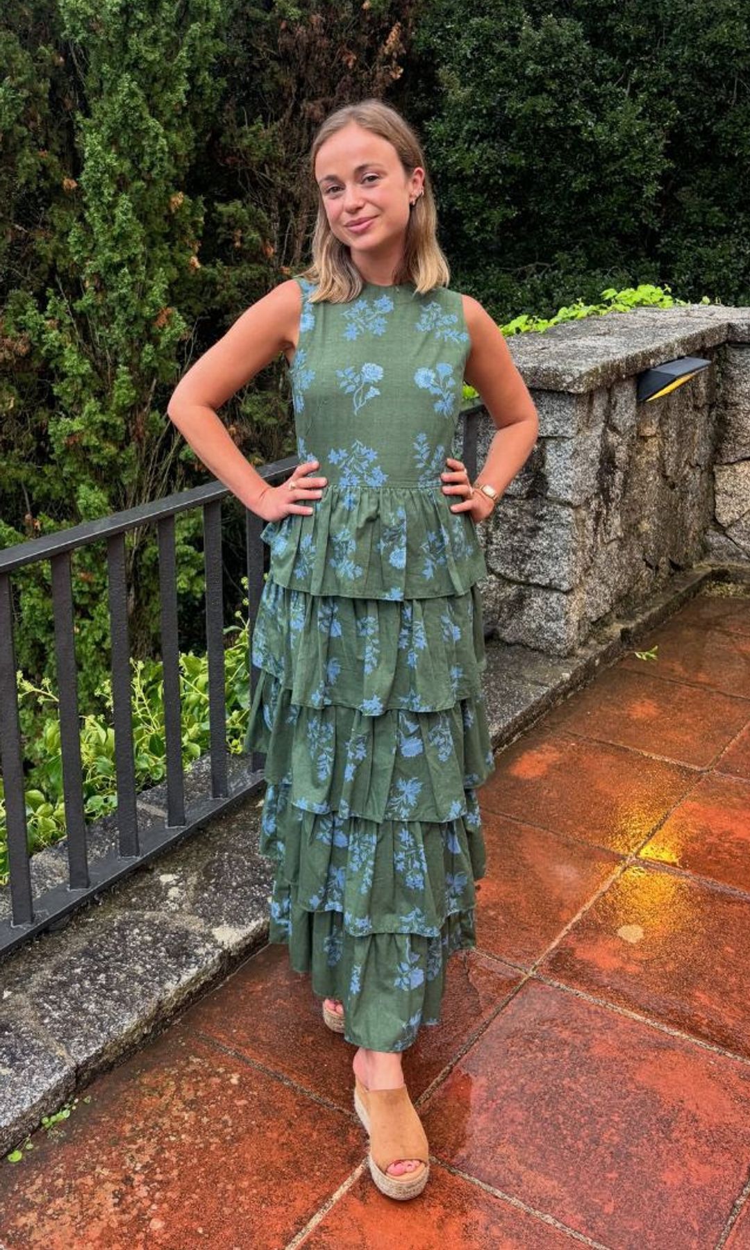 Amelia Windsor, la aristócrata de estilo ecléctico, nos conquista con dos looks otoñales con sello español: vestido de volantes y pantalones bombachos