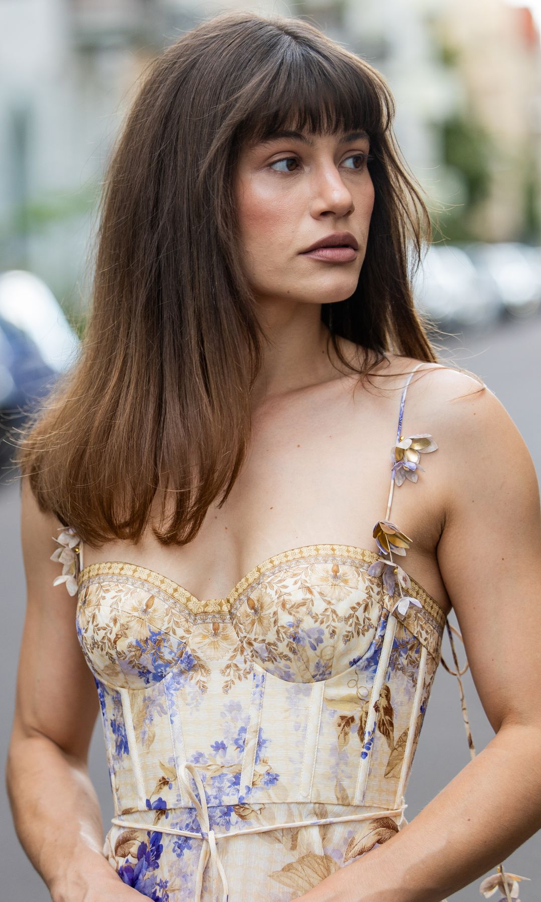Mujer con cabello castaño y flequillo