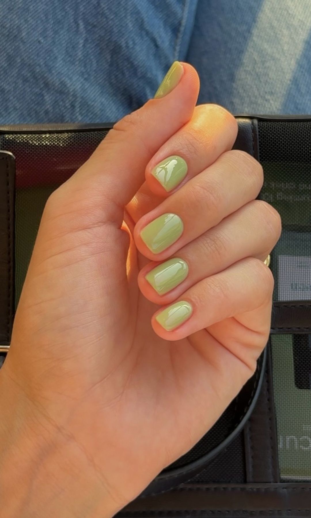 Manicura corta de color verde