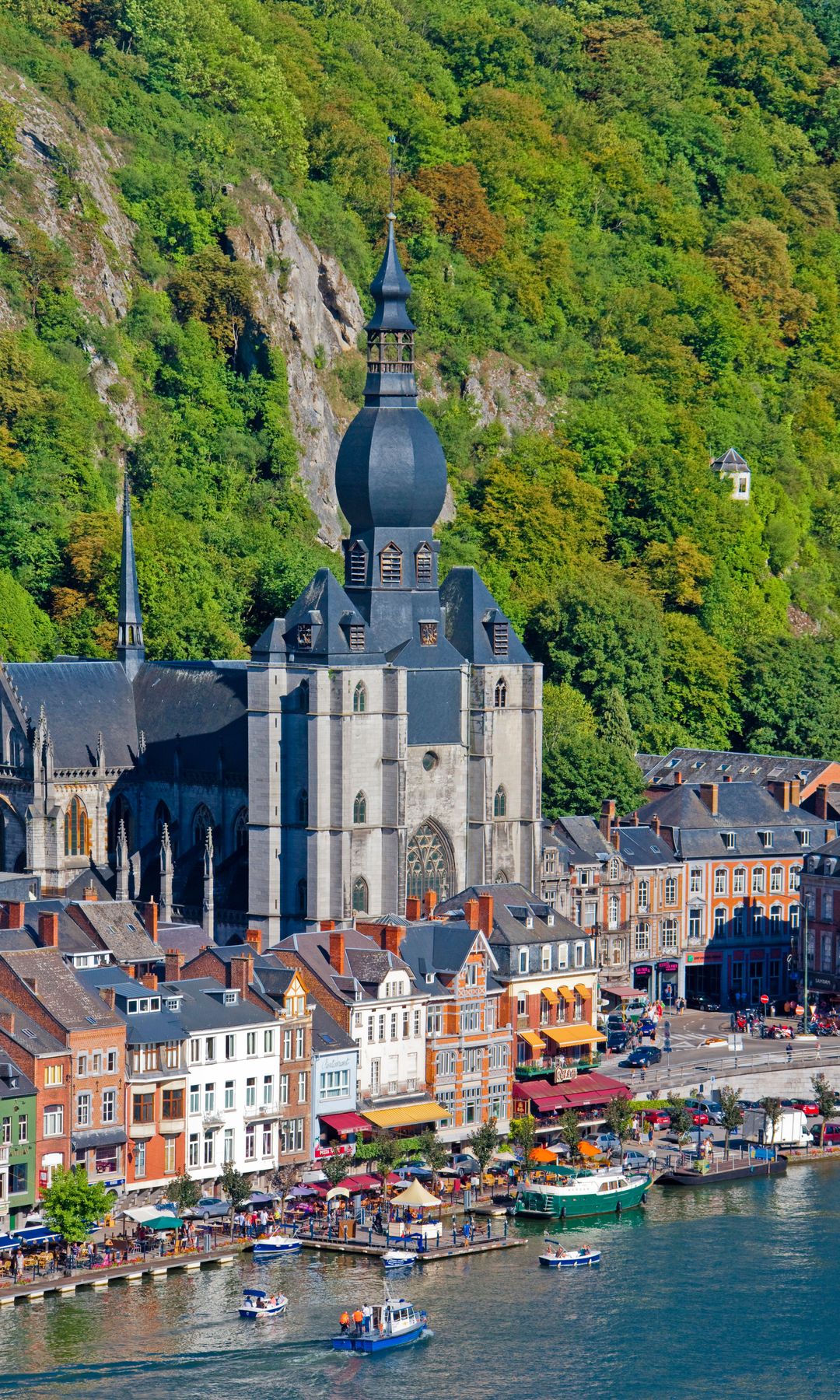 Panorámica de Dinant, una escapada perfecta cerca de Bruselas, una pequeña ciudad a orillas de río Mosel
