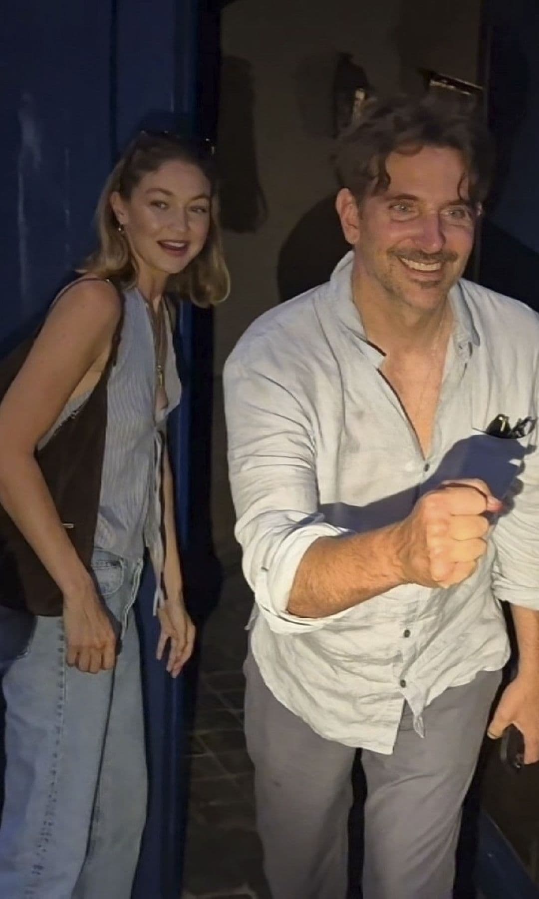 Gigi Hadid y Bradley Cooper, de cita romántica por París con looks coordinados