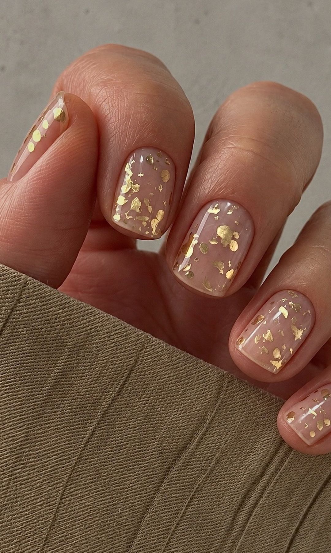 Manicura natural con detalles en dorado 