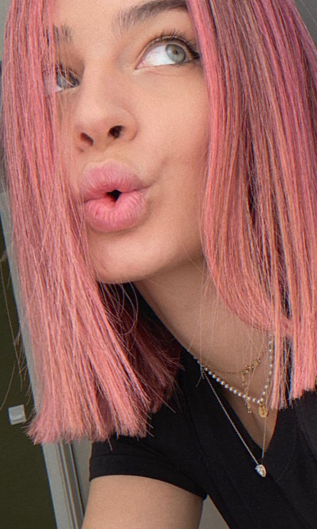 Laura Escanes con el pelo rosa