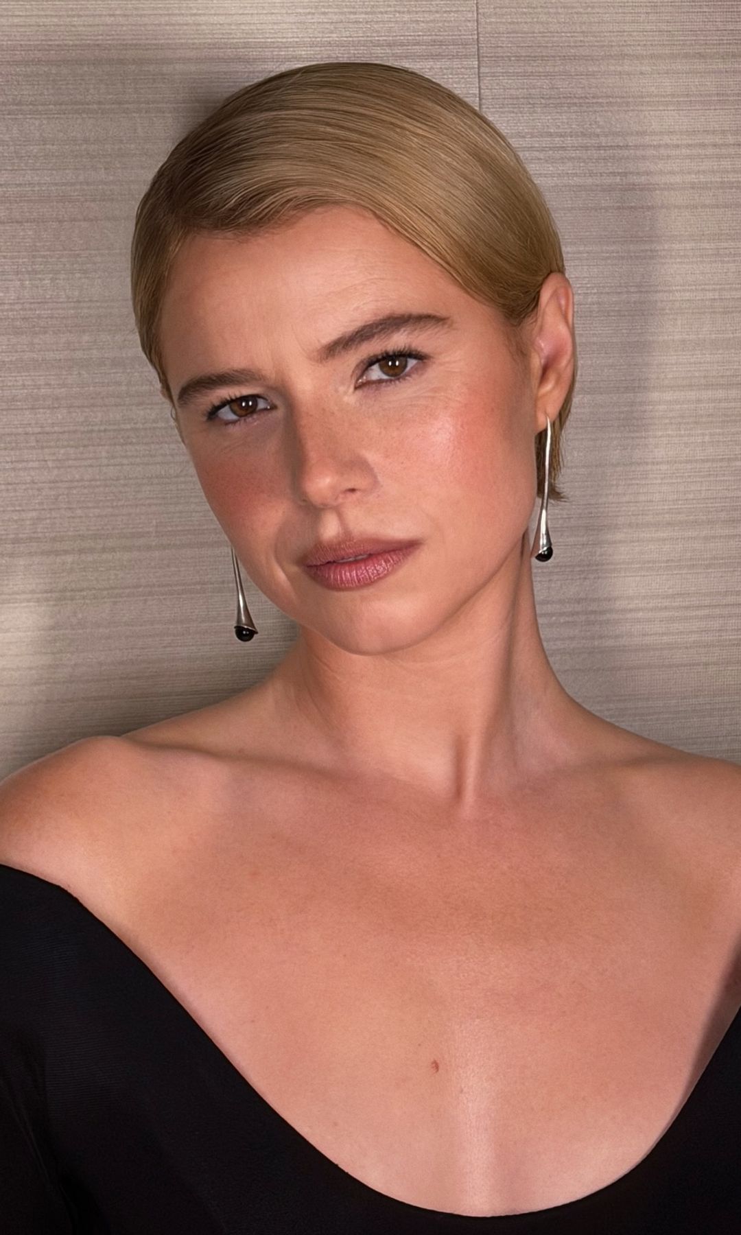 Cejas rectas de Jessie Buckley
