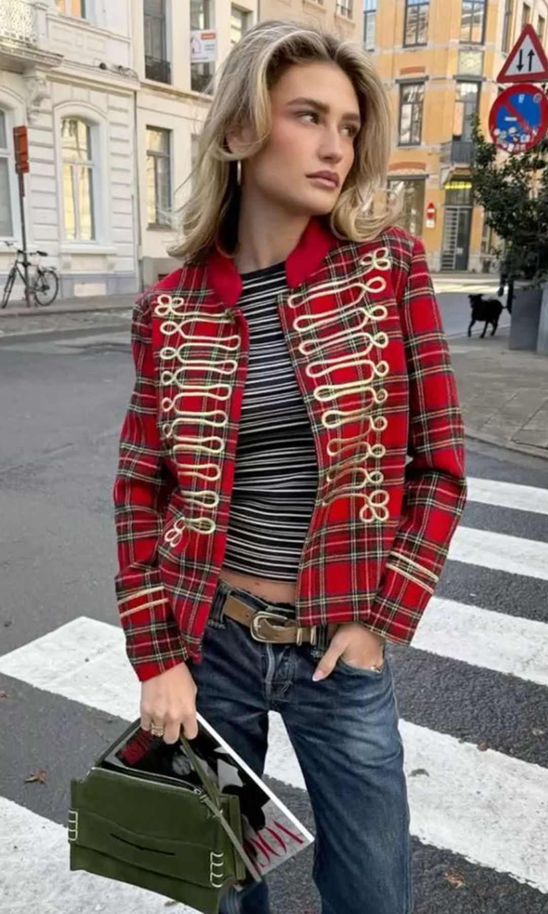 Estas chaquetas de tendencia calientan igual que un abrigo y elevan todos tus looks