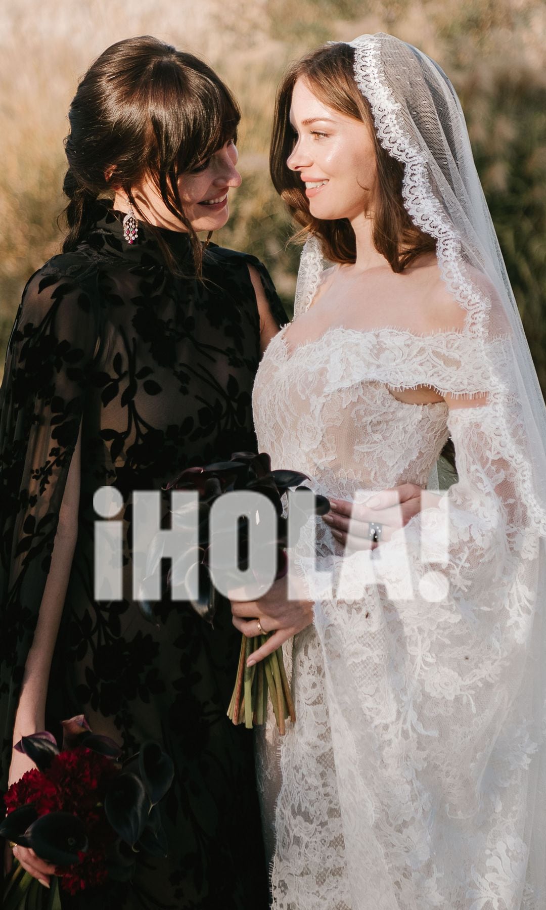 En un gesto de cariño que permite ver el ramo de flores rojas que llevaba la actriz, que ejercía de dama de honor de su hermana