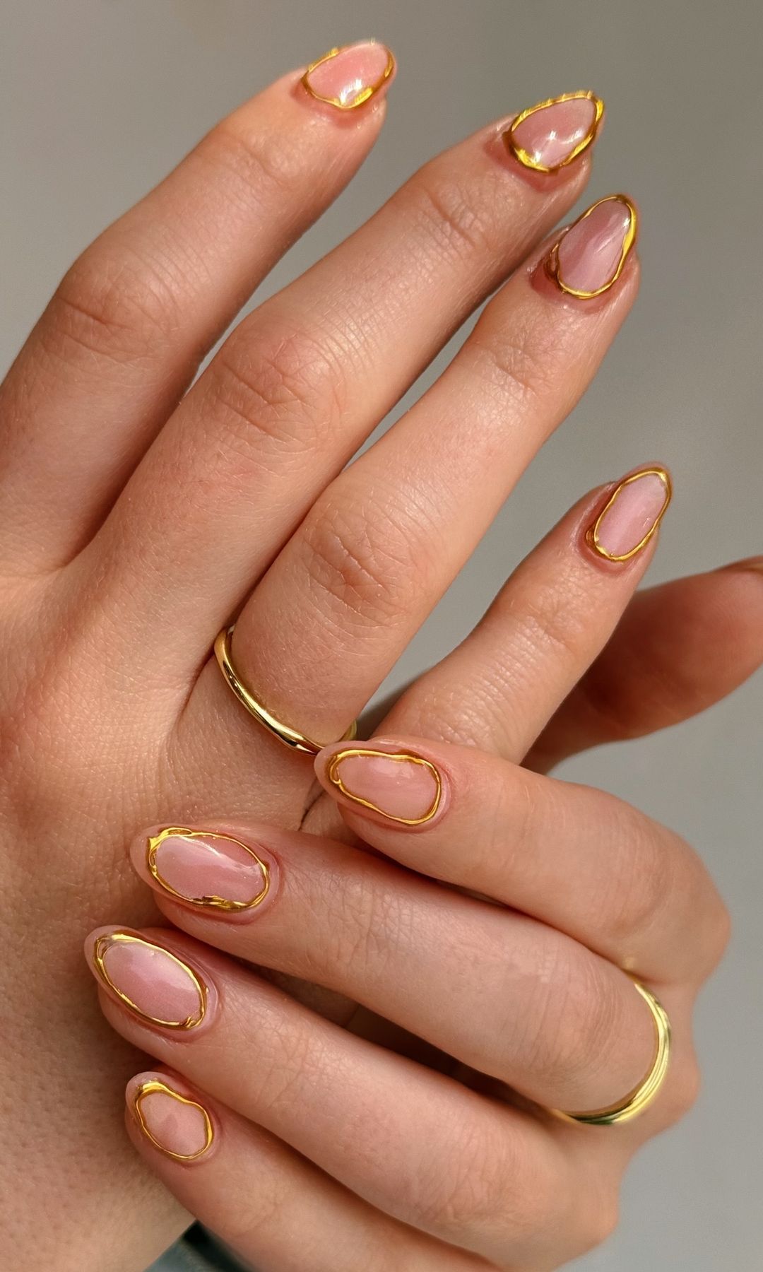 Manicura con detalles dorados