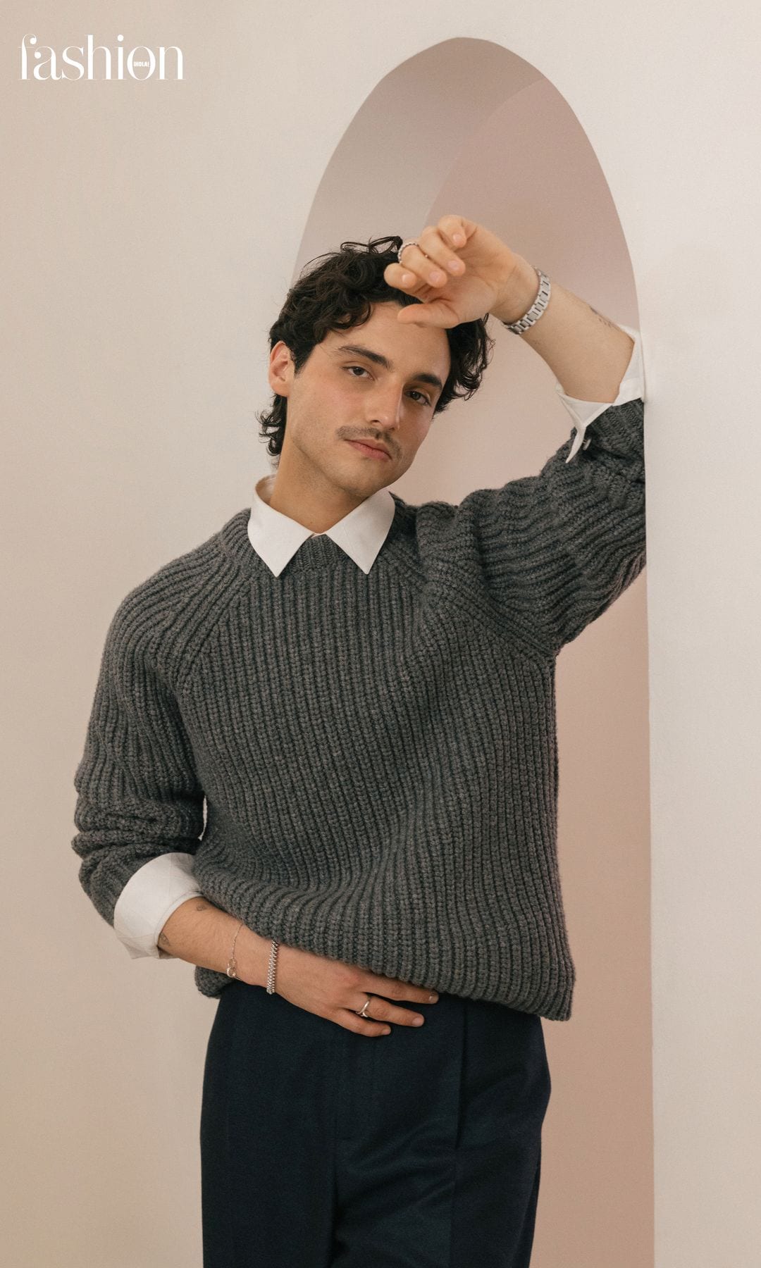 Nuestro protagonista luce un look clásico de Dior, acompañado de reloj «Ballon Bleu», brazaletes de las colecciones «Clash» y «LOVE» y anillos «Juste un Clou» y «Clash», todos de Cartier. 
