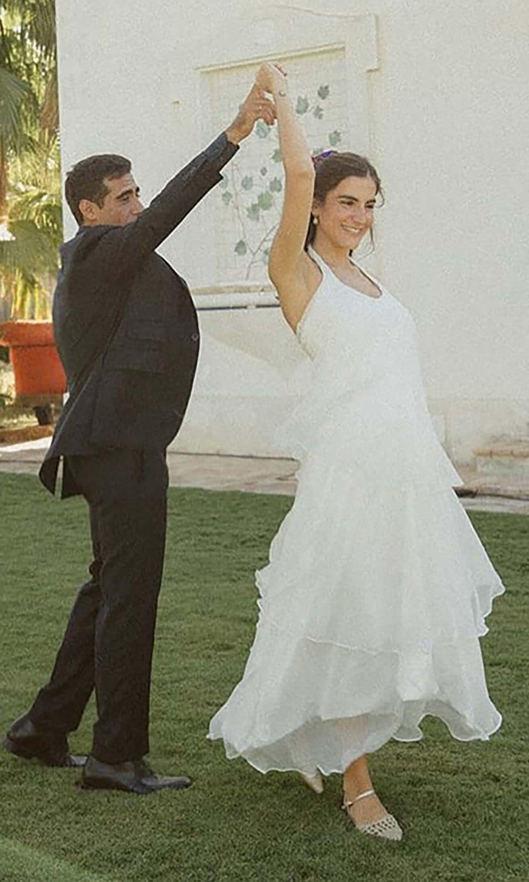 El baile de los novios en la "Finca Marbella", propiedad de la periodista Teresa de la Cierva, donde tuvo lugar la celebración
