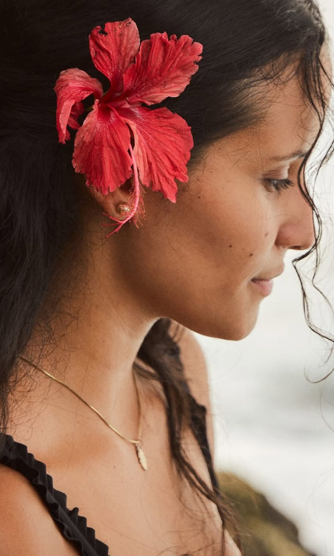 Primer plano de una mujer con la piel natural, imagen asociada al concepto de belleza mediterránea.