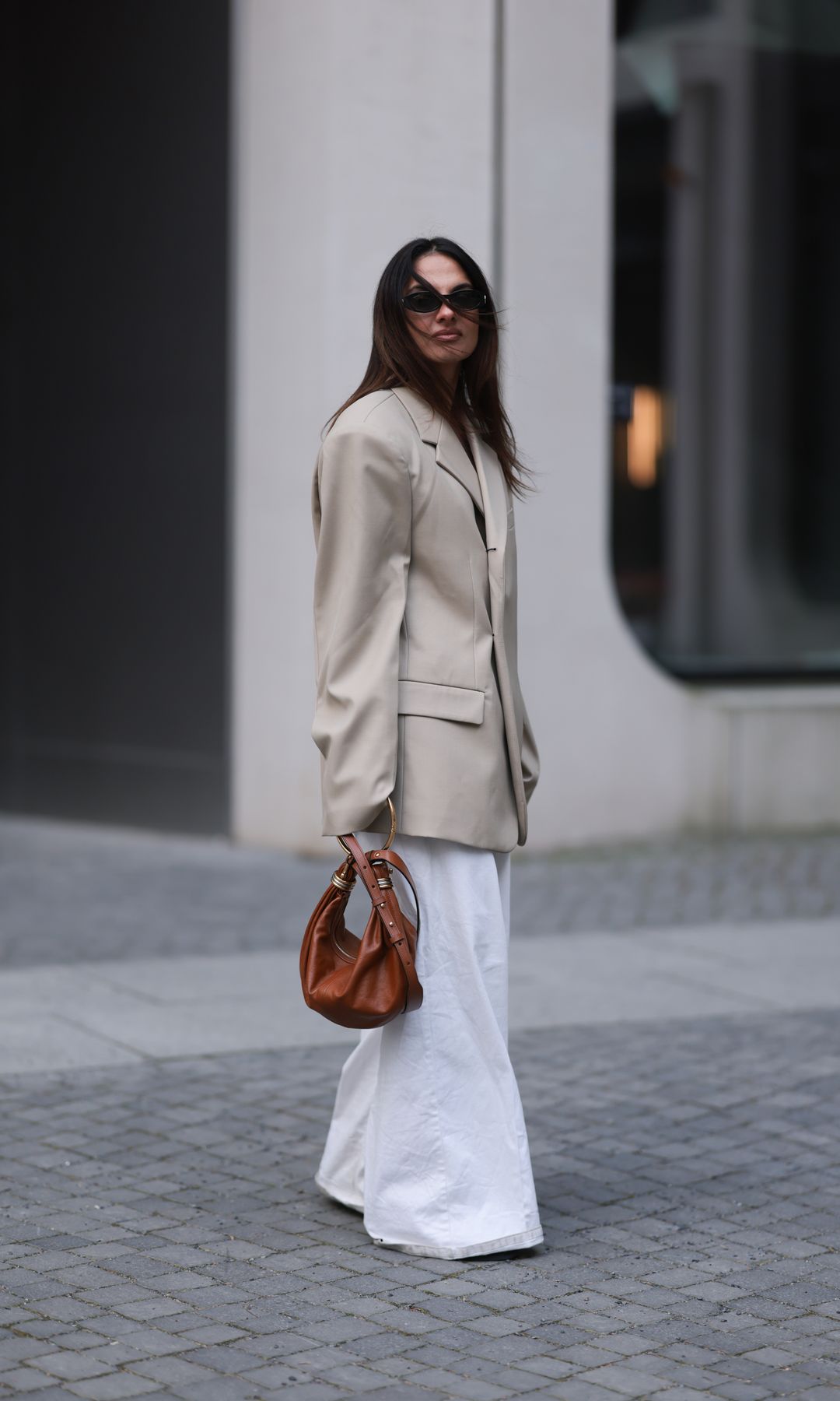 pantalones blancos y blazer oversize