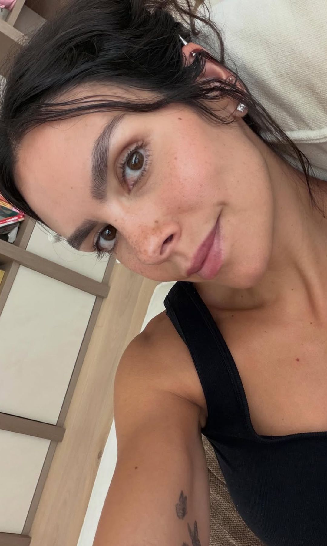 Primer plano de Cristina Pedroche sin maquillaje con cejas naturales y definidas