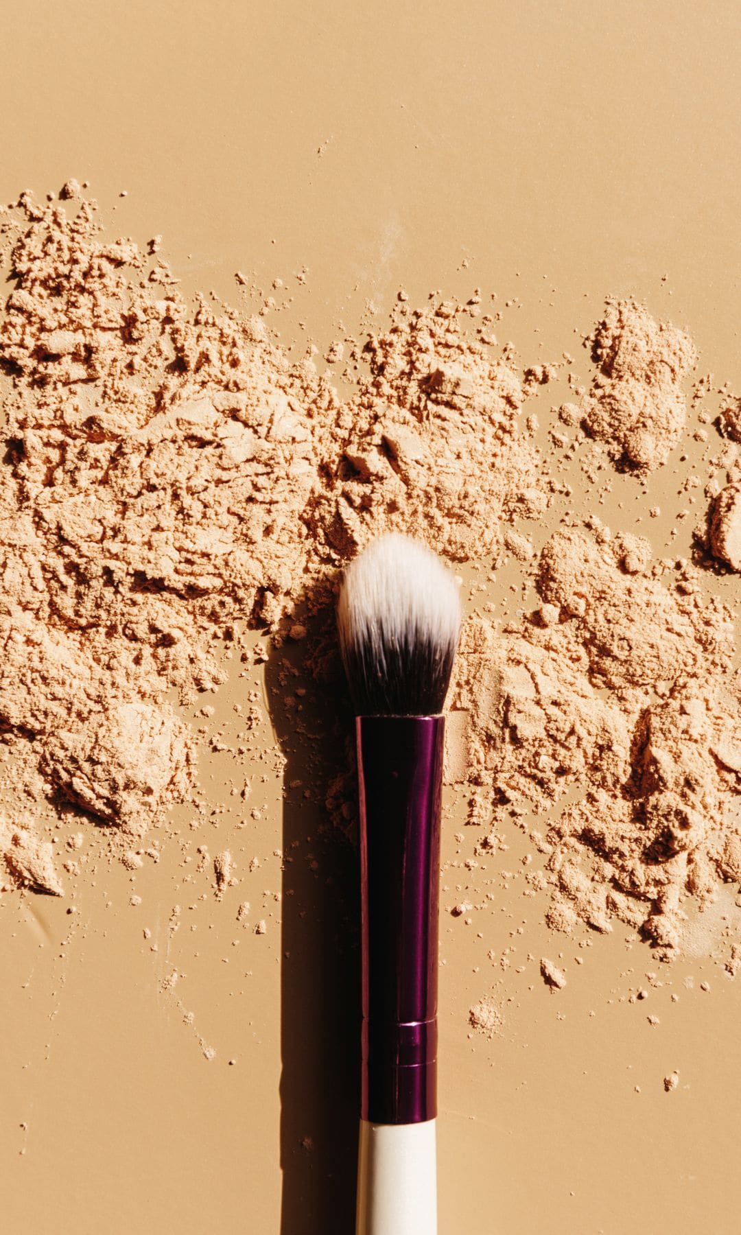 Los expertos recomiendan limpiar las brochas y esponjas de maquillaje al menos una vez por semana