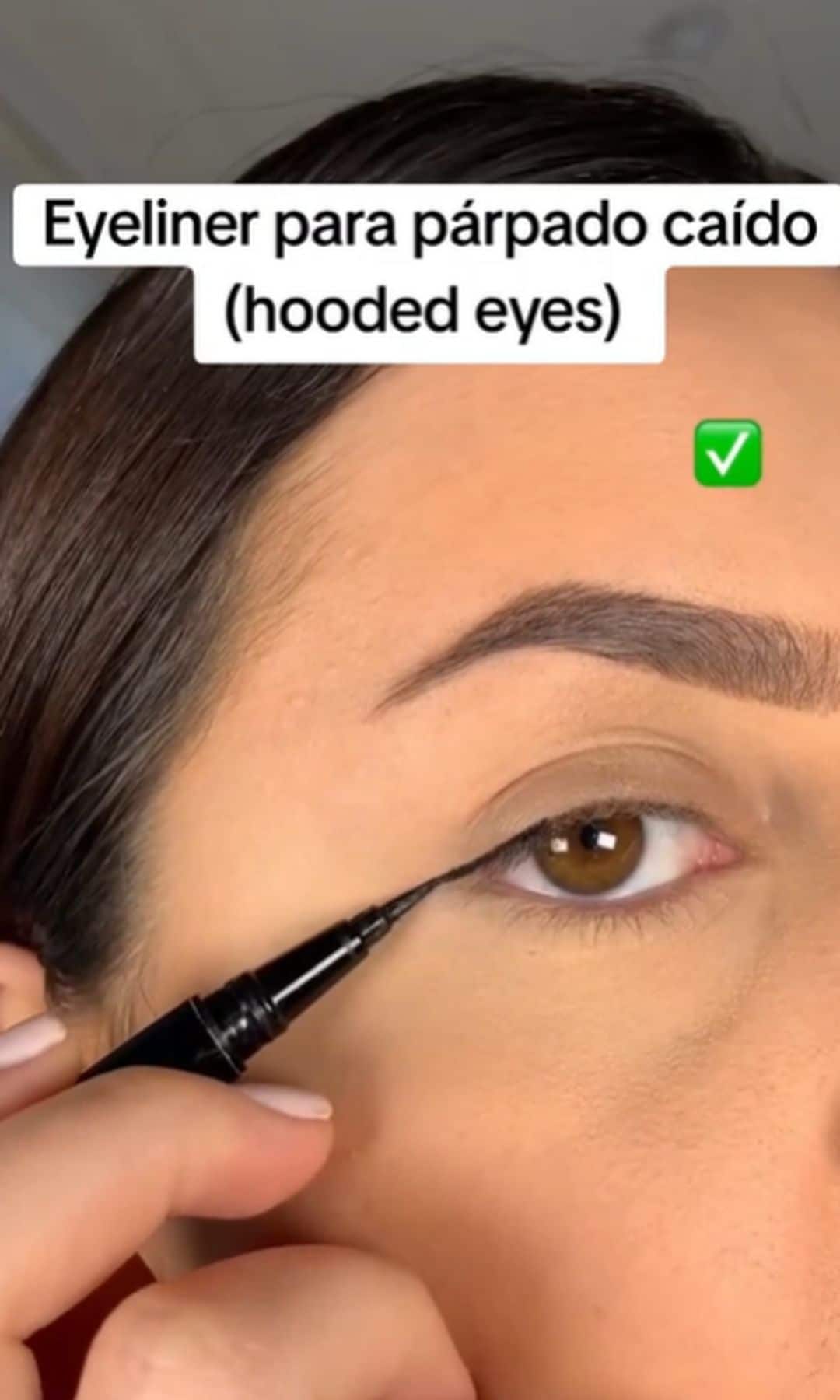 La tiktoker Makeup Marie haciendo un eyeliner para párpados caídos