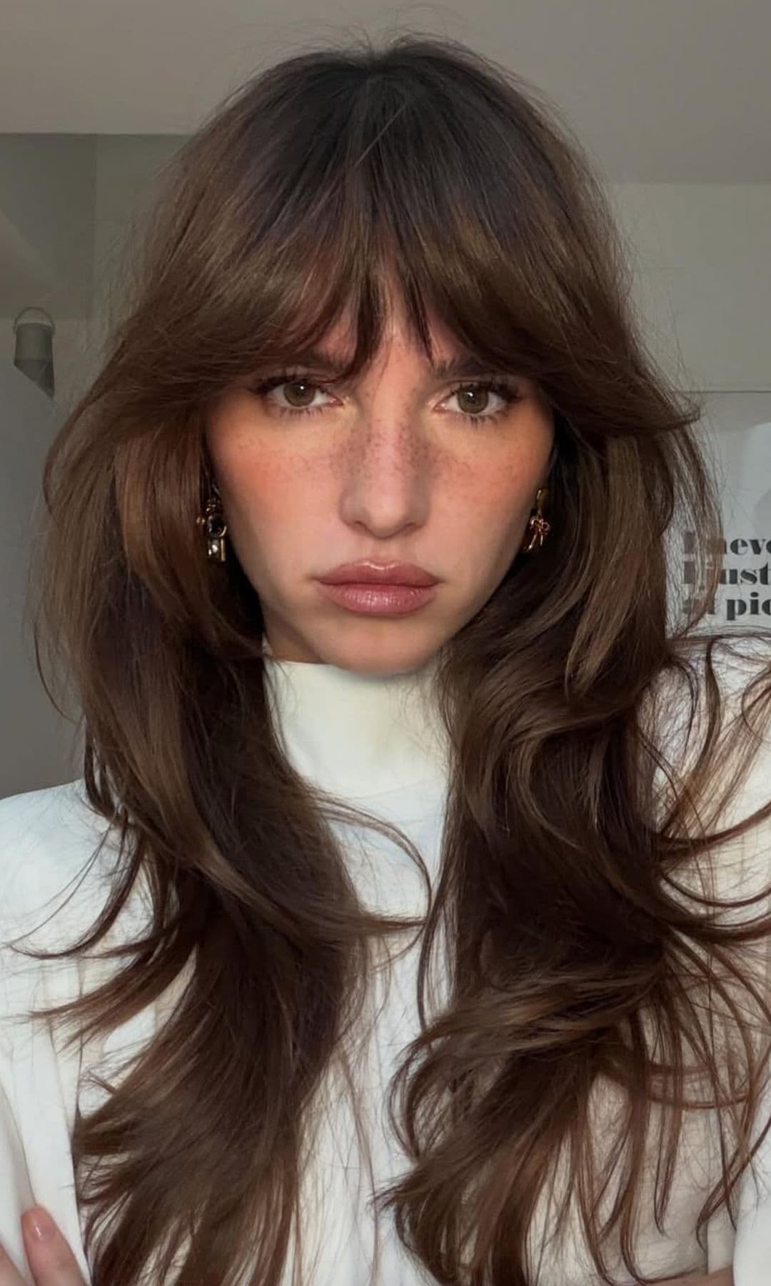 Mujer con pelo largo y flequillo