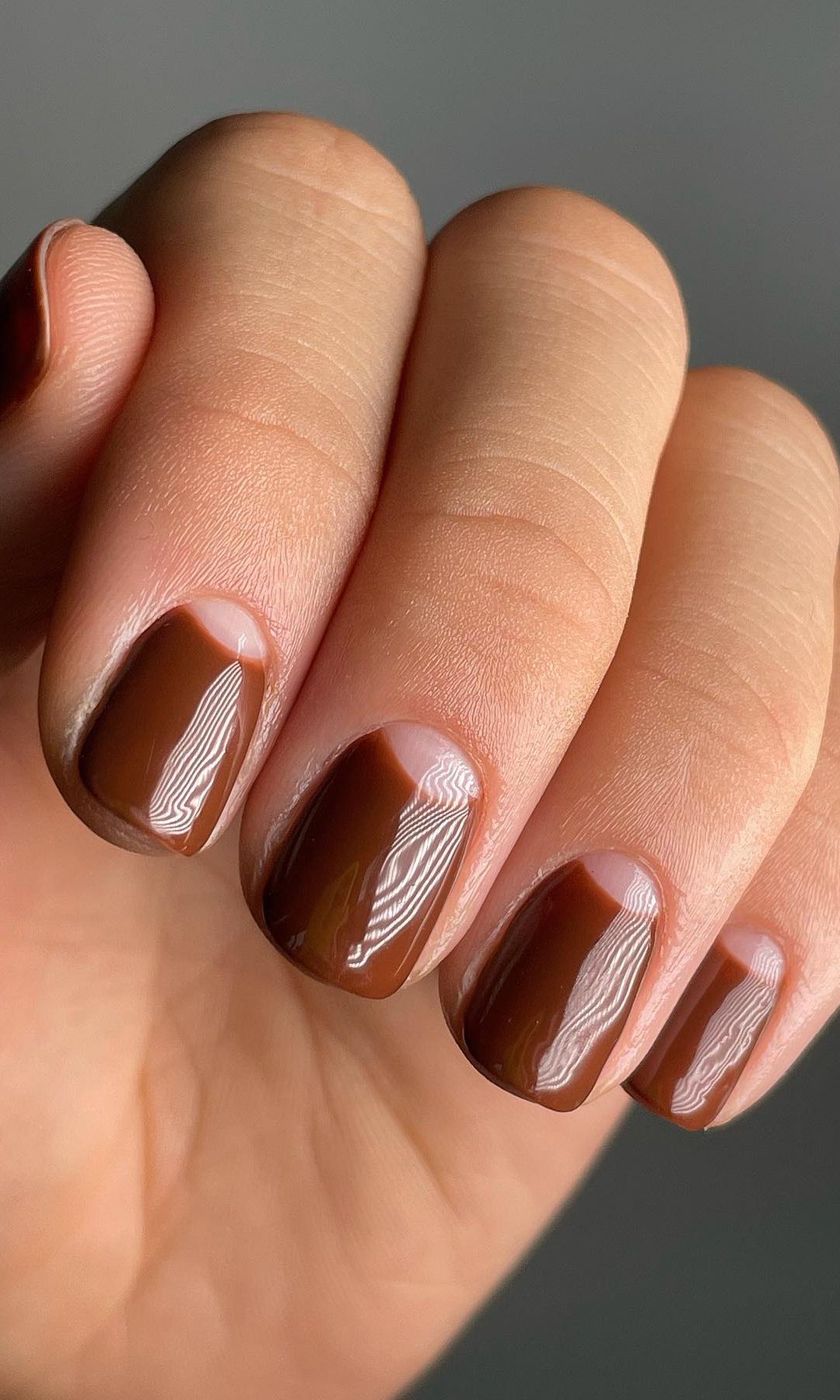 Manicura francesa inversa en marrón