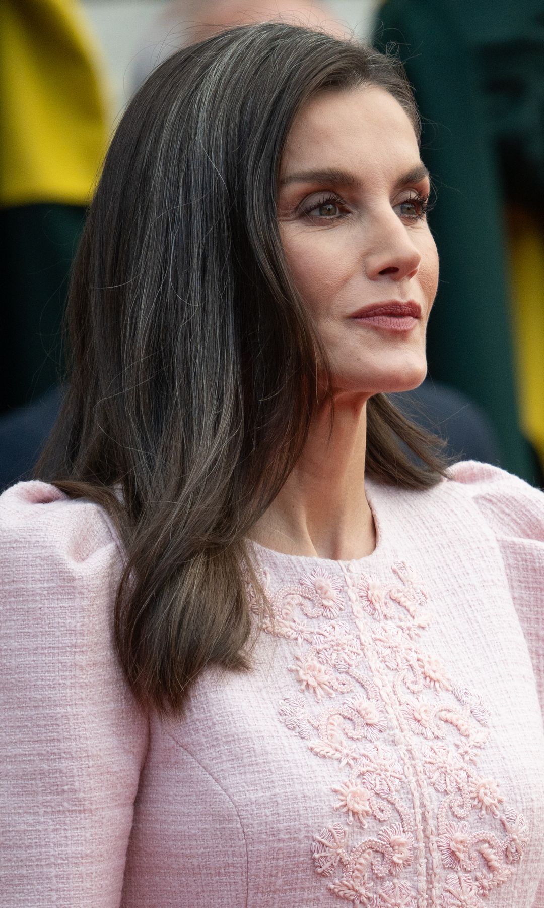 La reina Letizia con conjunto de tweed rosa de Carolina Herrera