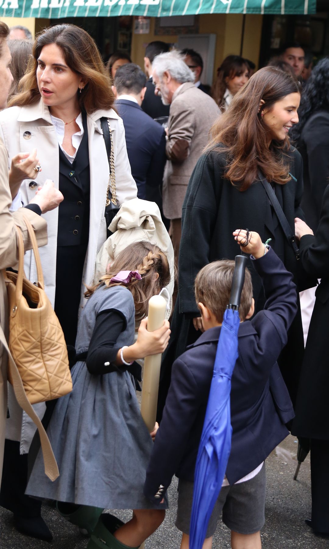 Lourdes y tana junto a los dos pequeños en la Semana Santa del año 2024, en la que el tiempo no acompañó 