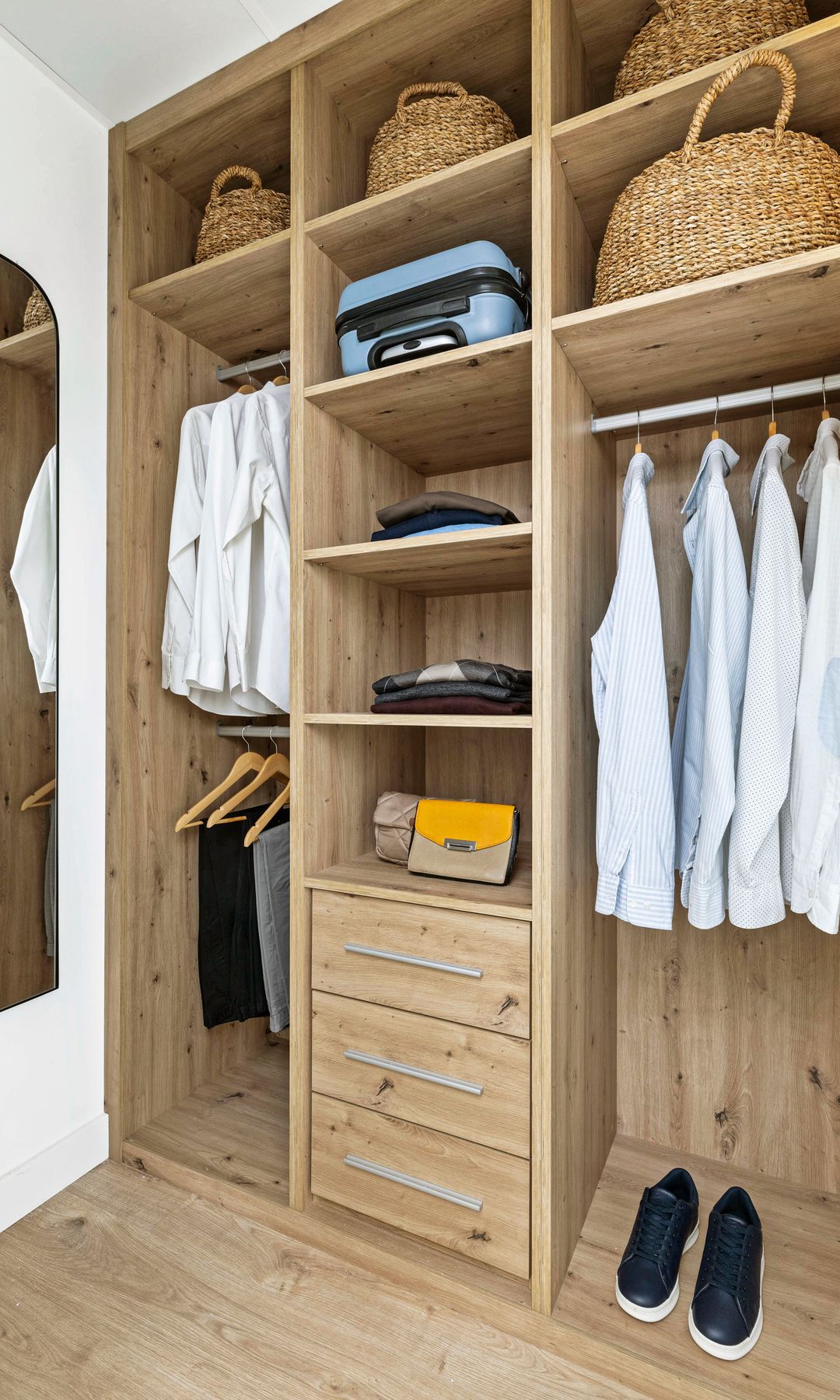 Vestidor a medida de madera, abierto, con espejo, cajonera, baldas y barra, cestos