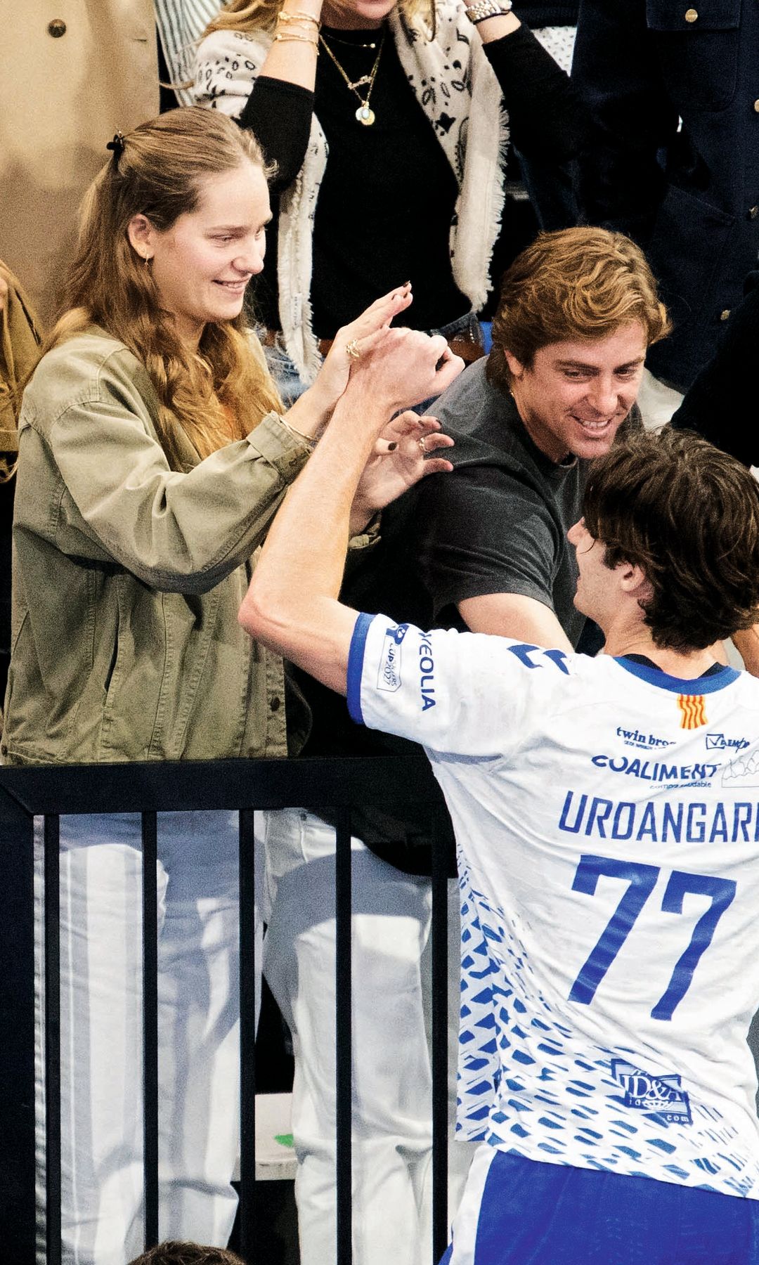 Irene Urdangarin y Fernando Echevarría tras el partido felicitan
