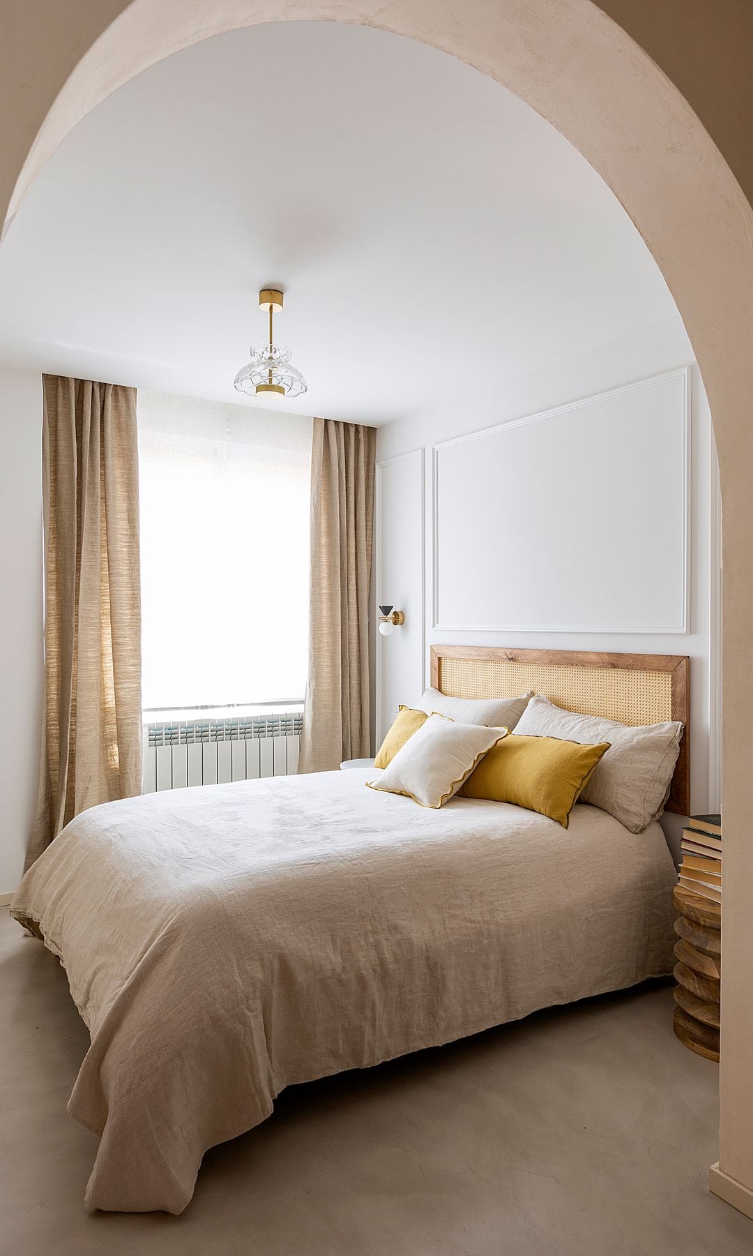 Dormitorio con molduras