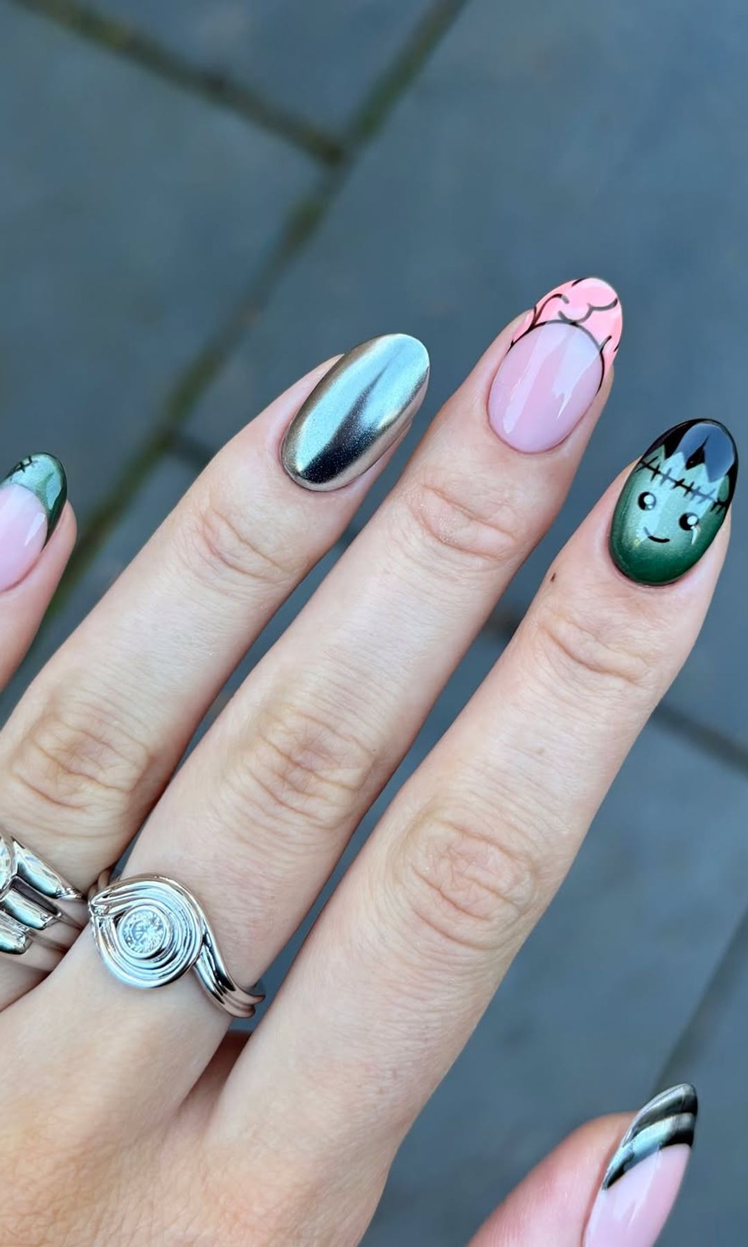 Manicura con diseño de Frankenstein 