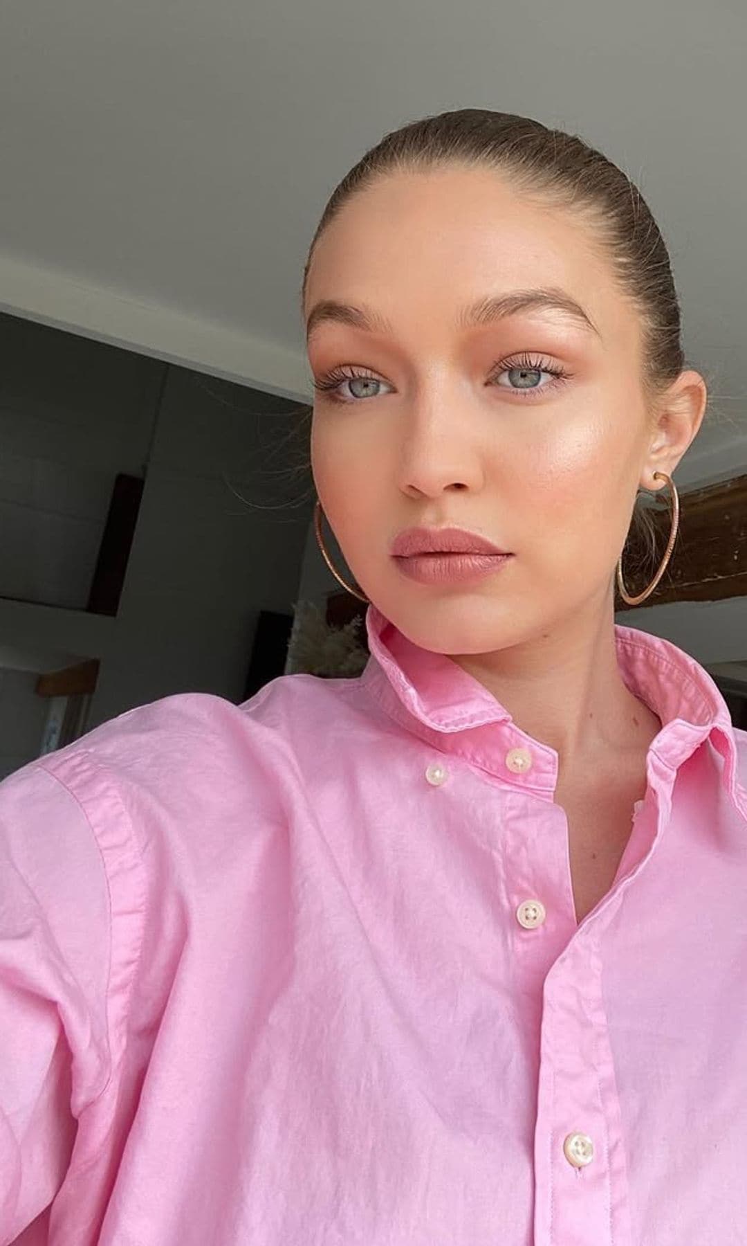 Gigi Hadid cejas fluffy tendencia 2025