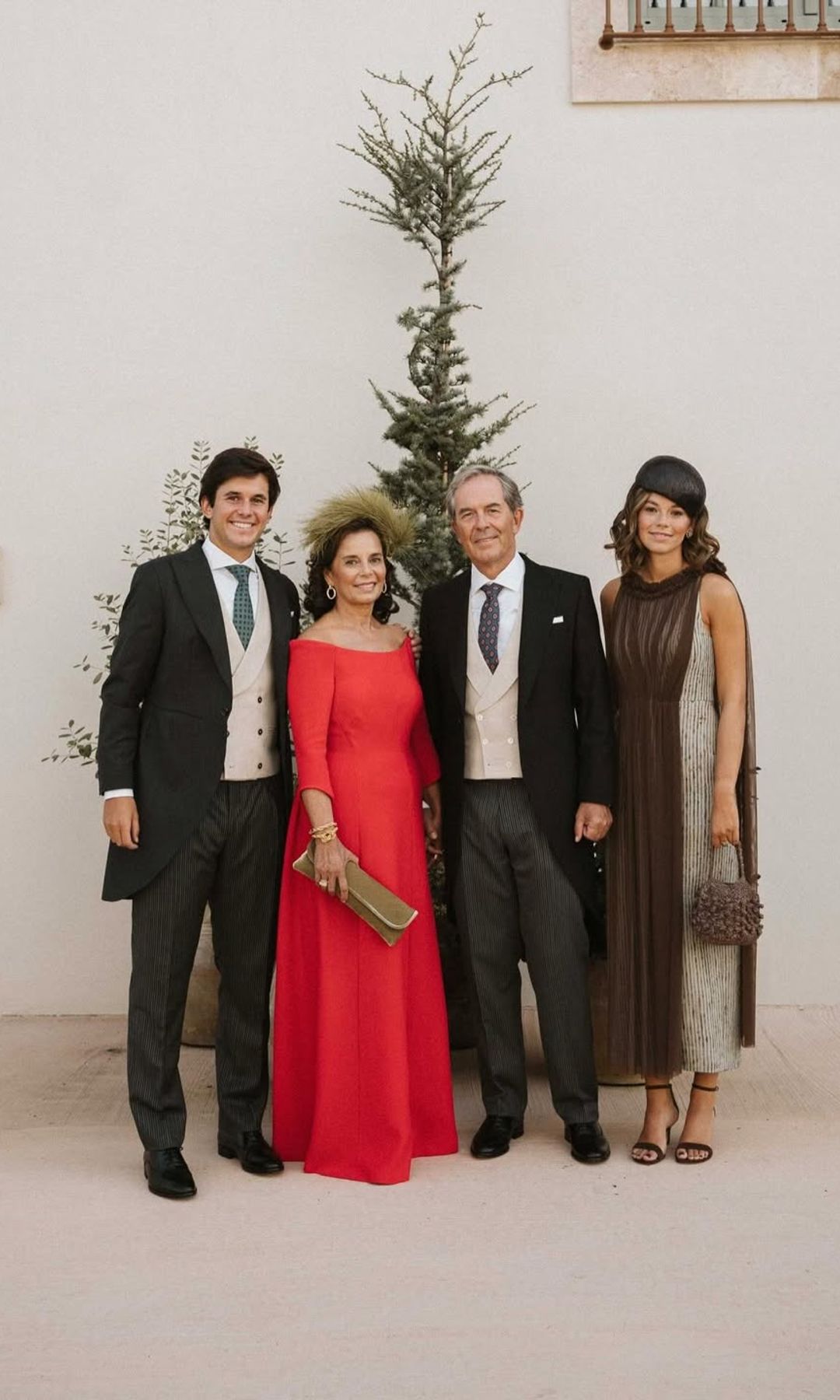 Invitada con look a medida de Poydel y tocado de Alium Alta Sombrerería
