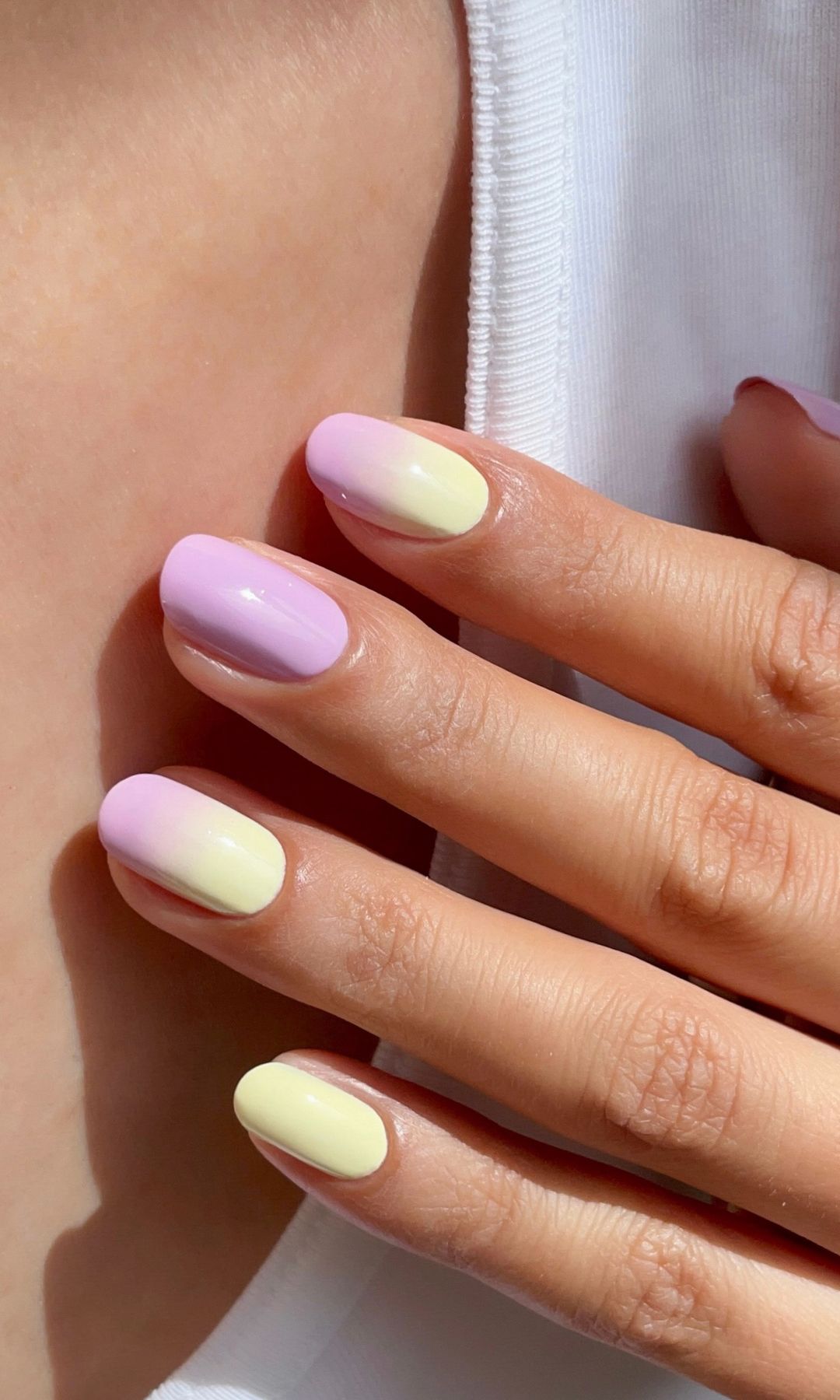 Manicura amarillo mantequilla con efecto degradado en lila