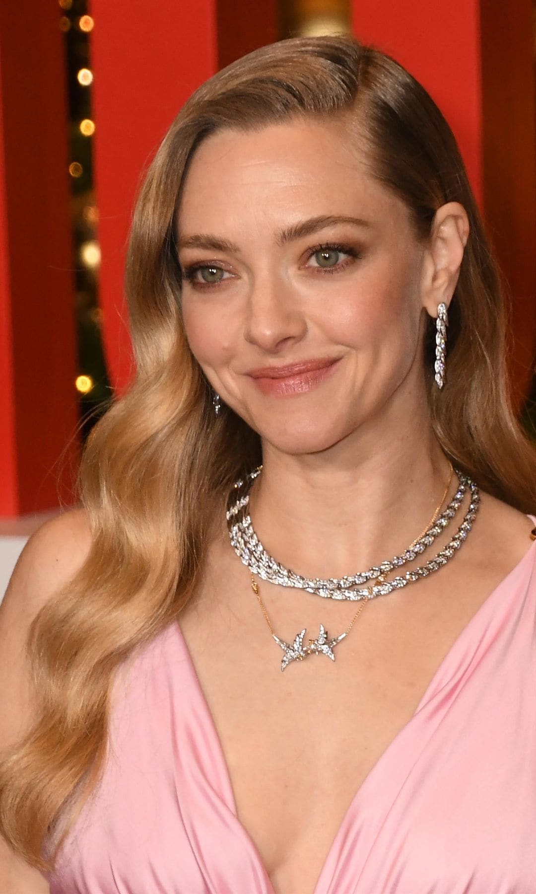 En la premiere neoyorquina de La asistenta, Amanda Seyfried luce ondas suaves con raya lateral, una interpretación pulida y muy favorecedora del glamour clásico de los años 50.