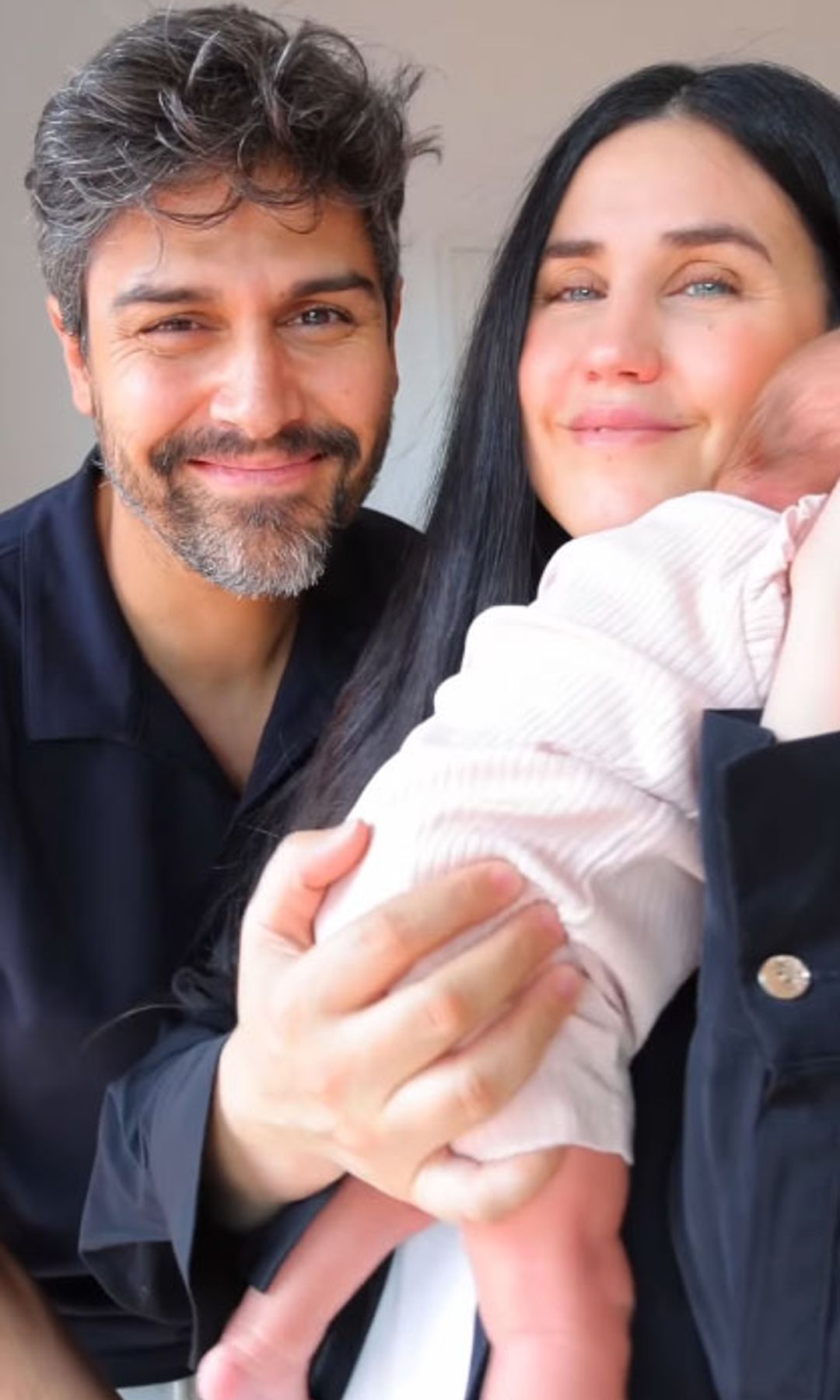 Patry Jordan y su pareja, Carles, con su hija, la pequeña Sía