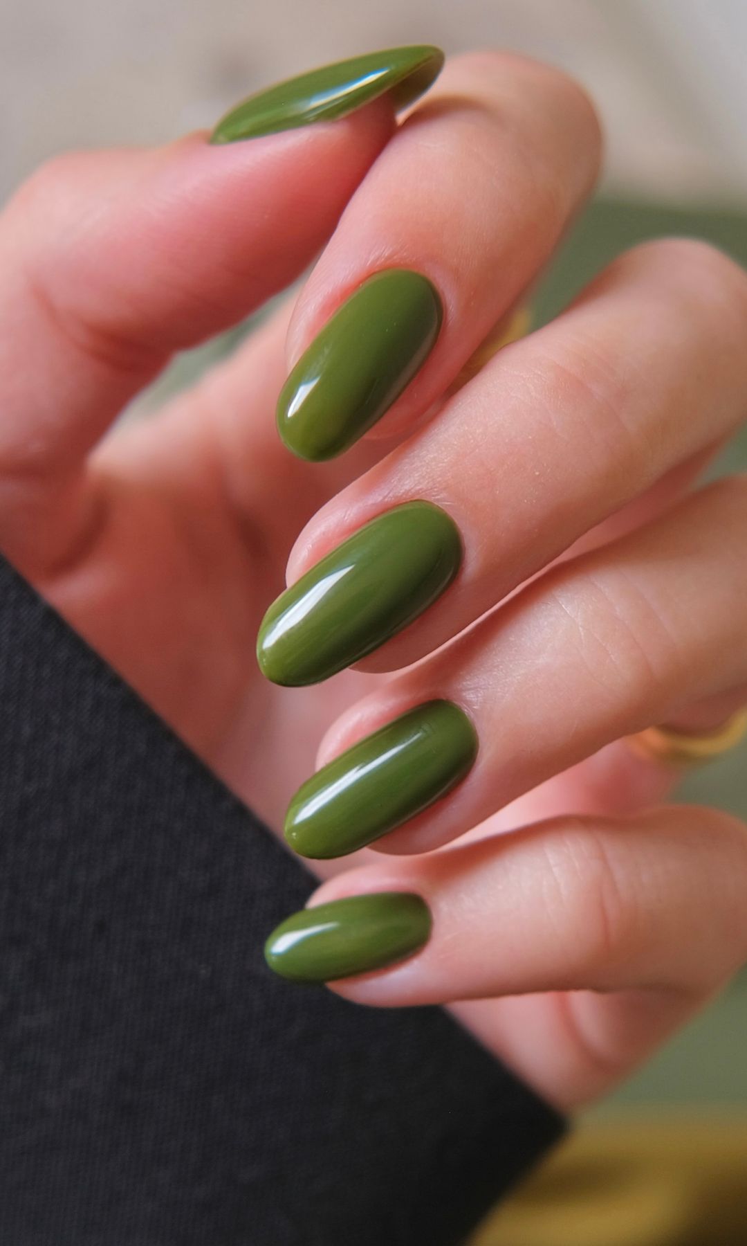 Manicura en verde oliva