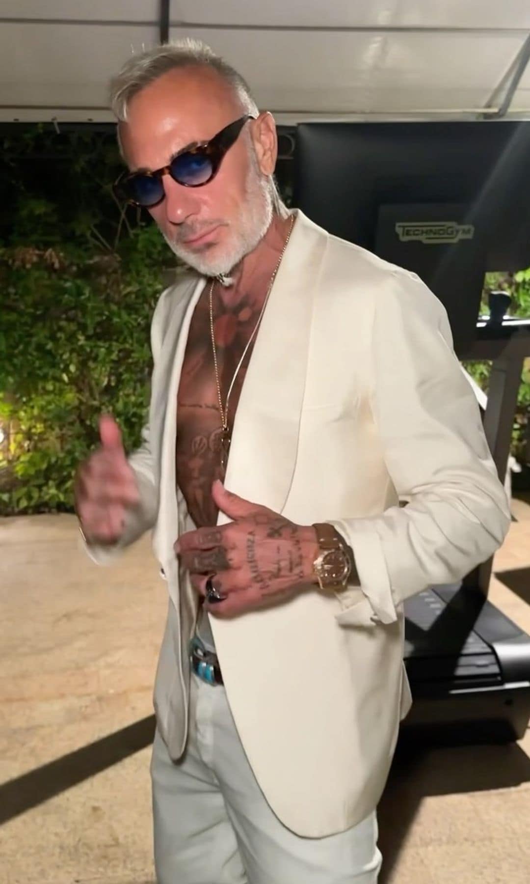 Gianluca Vacchi luce en esta imagen el collar que le obsequió Sharon, el cual está hecho de oro y las cenizas de Gordo. 