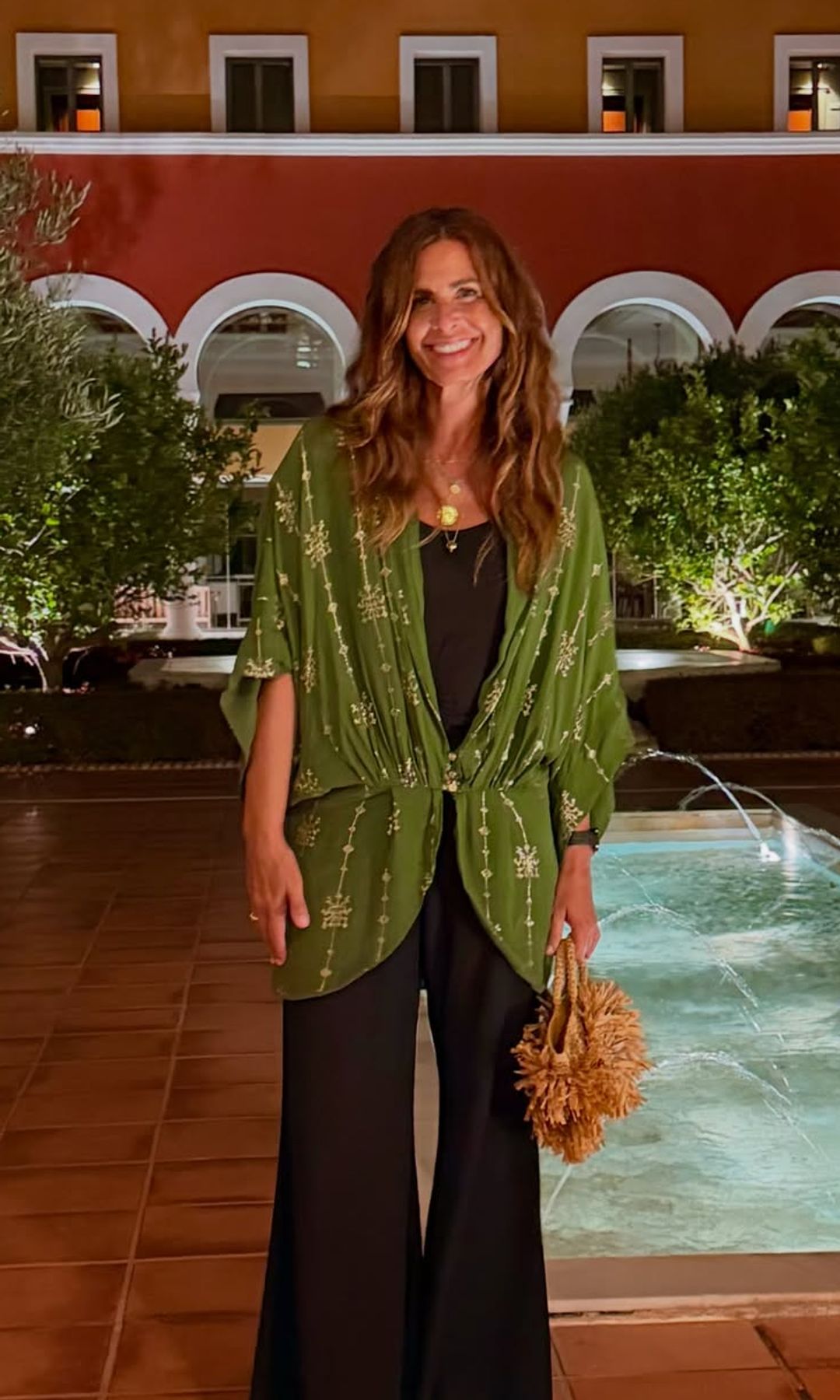 Nuria Roca convierte sus vacaciones gaditanas en una pasarela improvisada: 7 looks que nos encantan, de la rafia al vestido de lunares