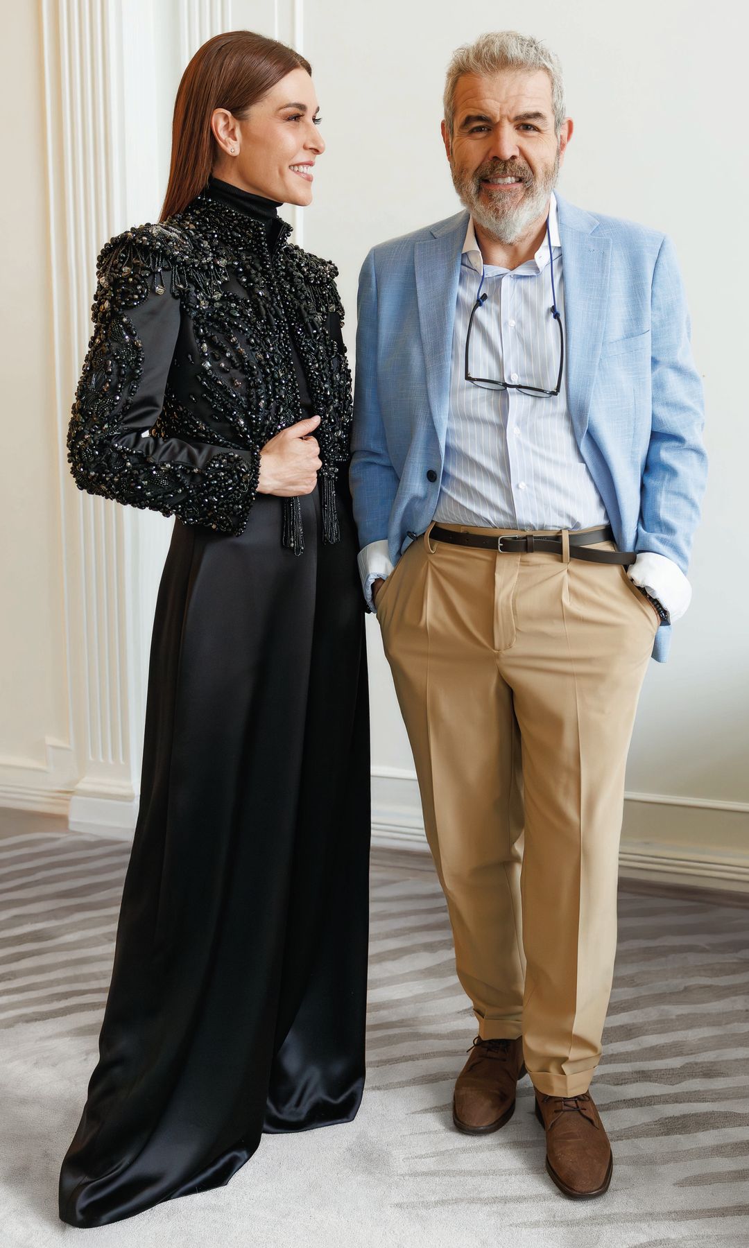 Raquel Sánchez-Silva junto a Caprile con traje azul y gafas colgando de su camisa.