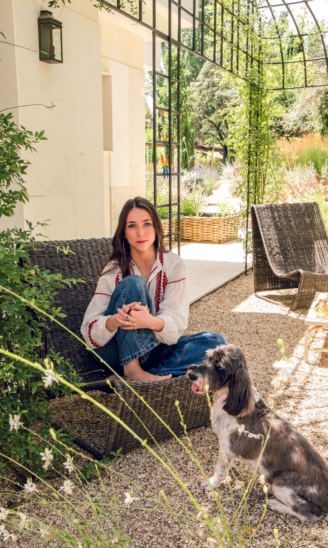 EL FINANCIERO CARLOS LAVILLA Y LA ABOGADA Isabel rodríguez nos RECIBEN EN FAMILIA EN SU ELEGANTE CASA A LAS AFUERAS DE MADRID