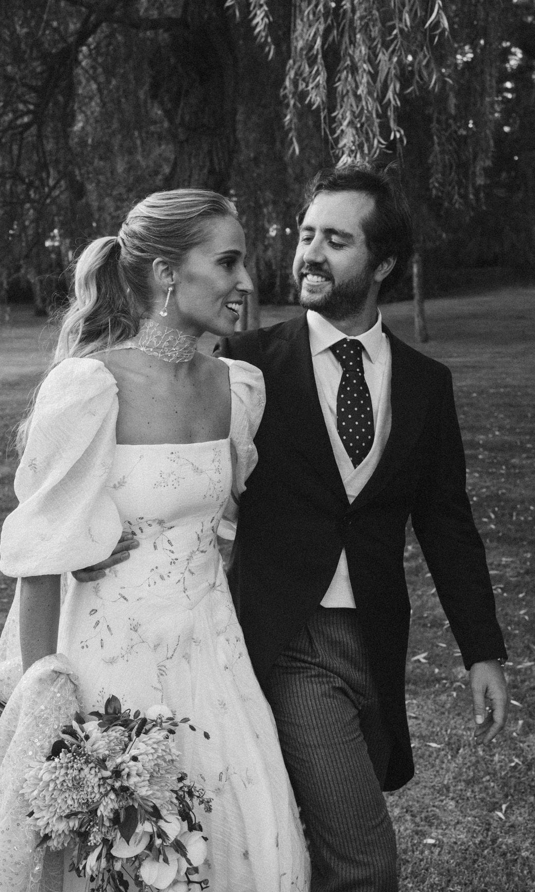 Novia con vestido con flores pintadas a mano