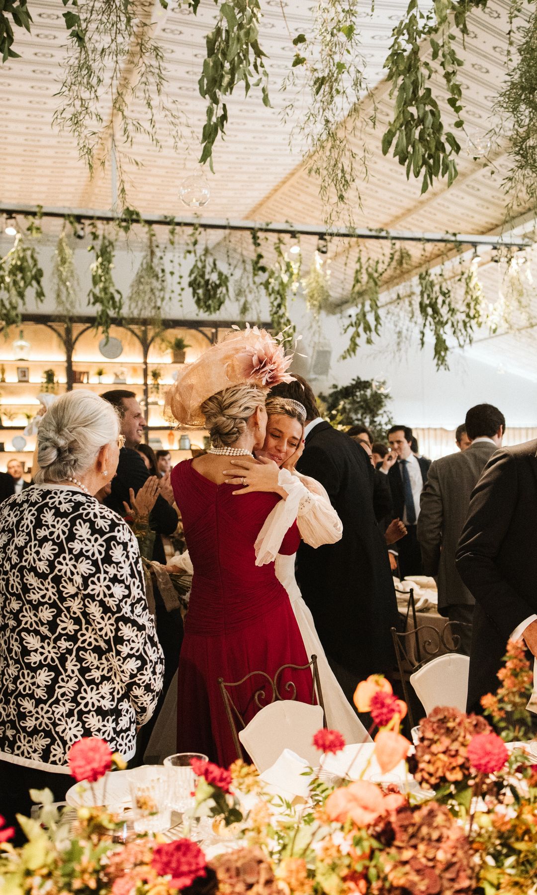 Madrina con la novia de la boda