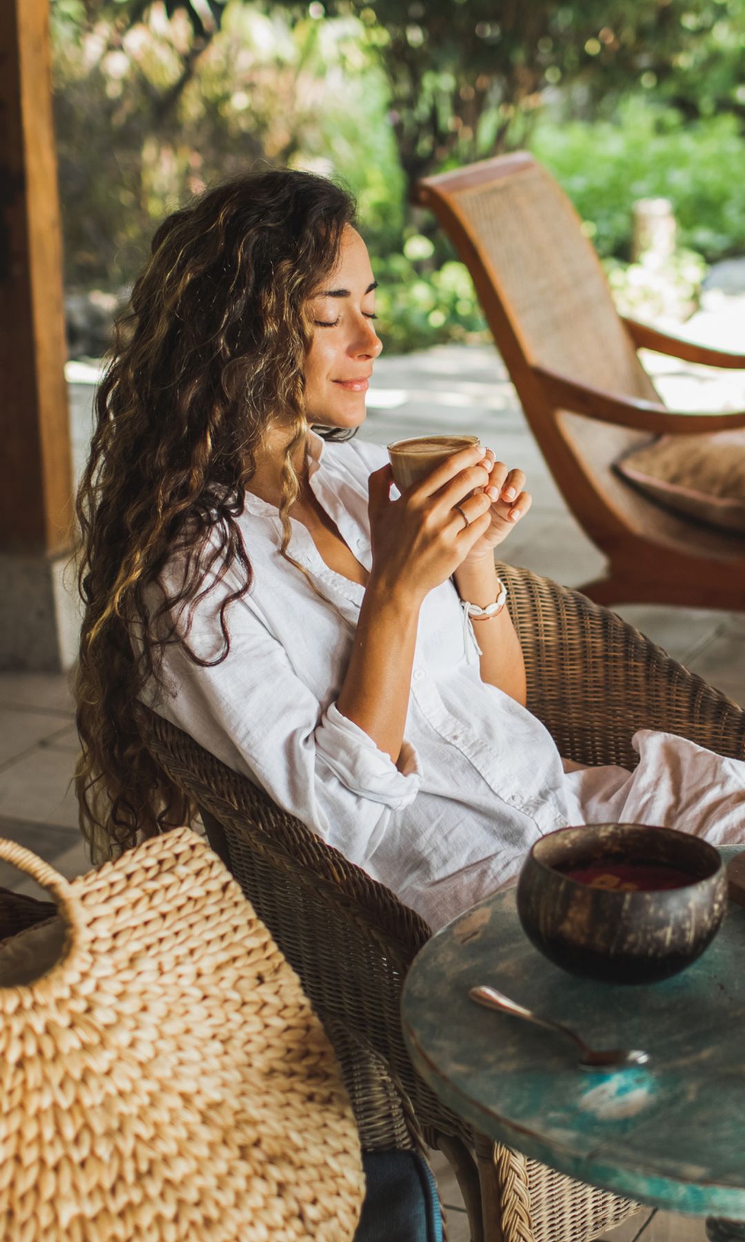 Mujer tomando un desayuno relajada
