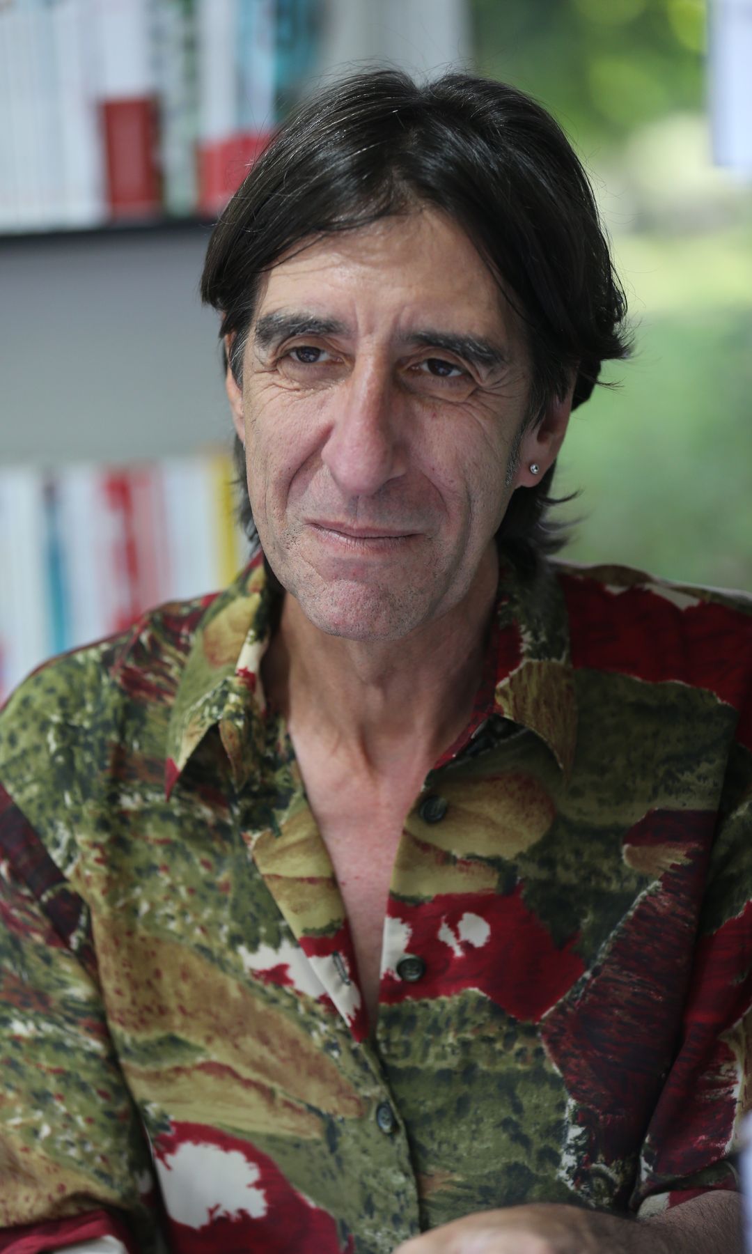 El poeta Benjamín Prado firma en una de las casetas de la Feria del Libro 2022, en el Parque de El Retiro, a 29 de mayo de 2022, en Madrid