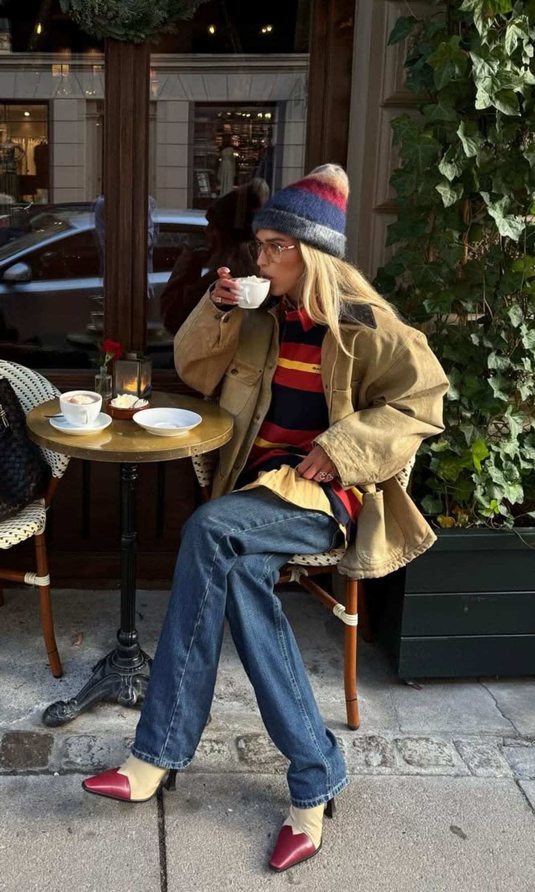 Los vaqueros jamás pasarán de moda, pero se verán mucho más innovadores y elegantes si los combinas con zapatos de estos 5 colores