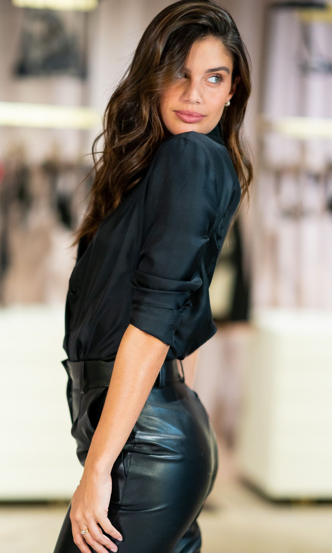  Sara Sampaio con conjunto de cuero en Nueva York